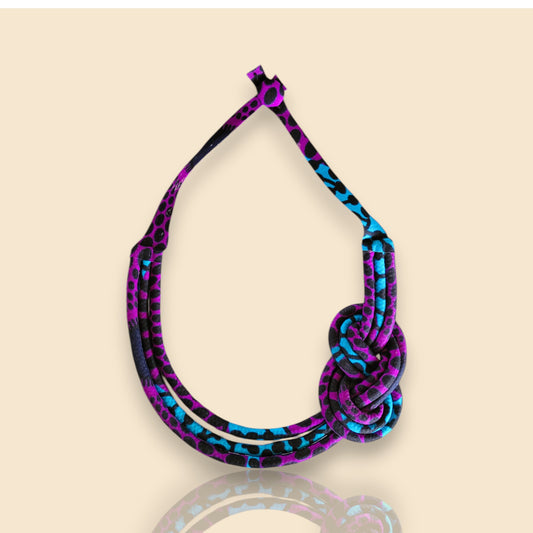 collier en tissu Fatoumata, un collier ethnique chic en wax bleu turquoise et violet