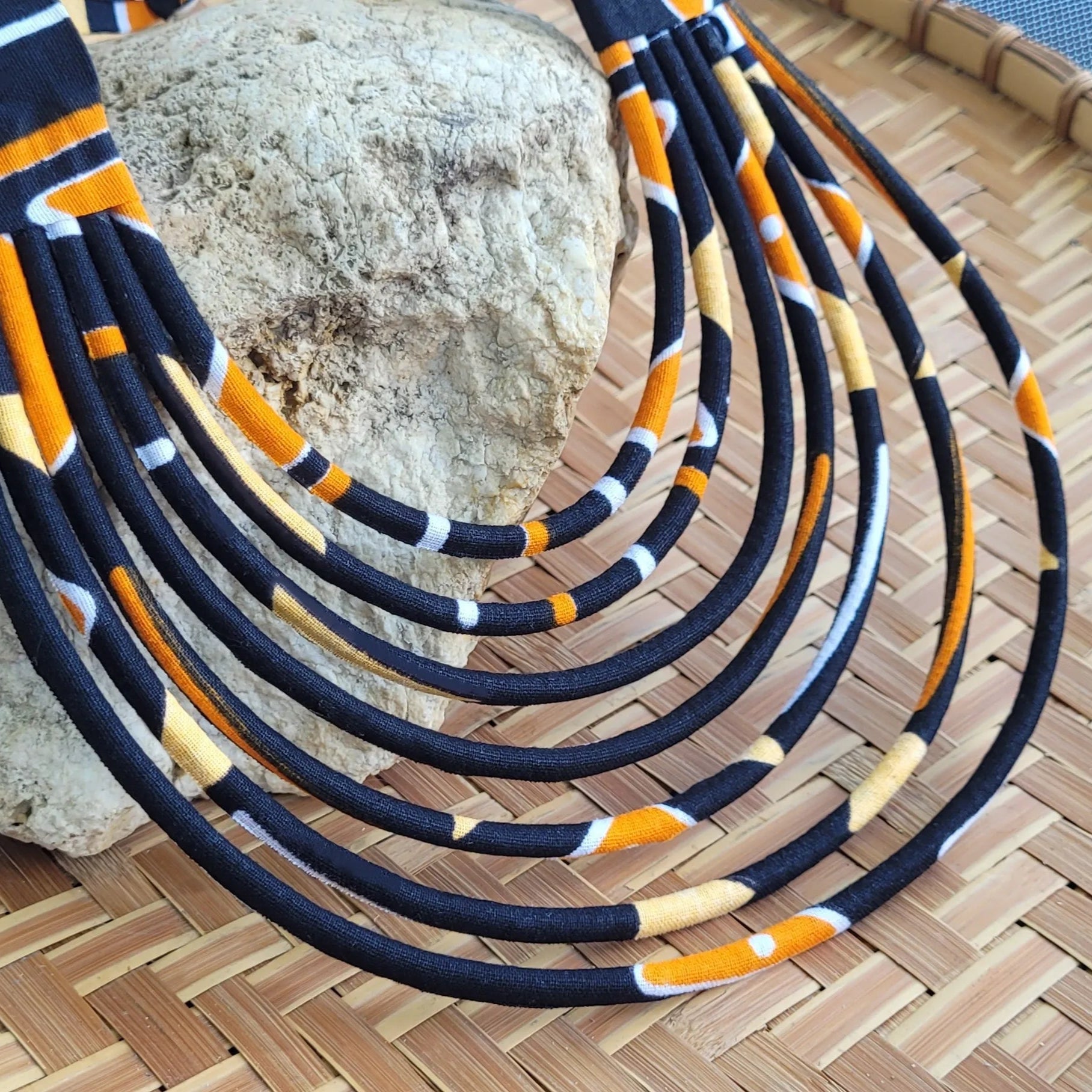 collier en tissu Fidèle, un bijou africain traditionnel en wax noir et orangé