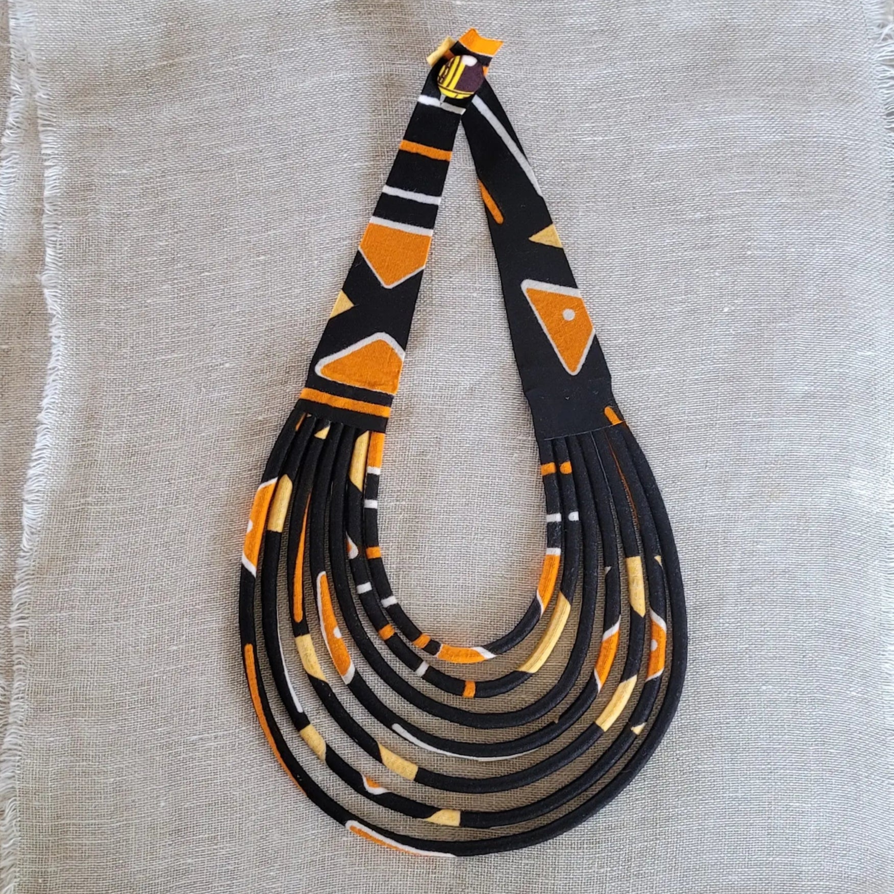 collier en tissu Fidèle, un bijou africain traditionnel fait main à Dakar