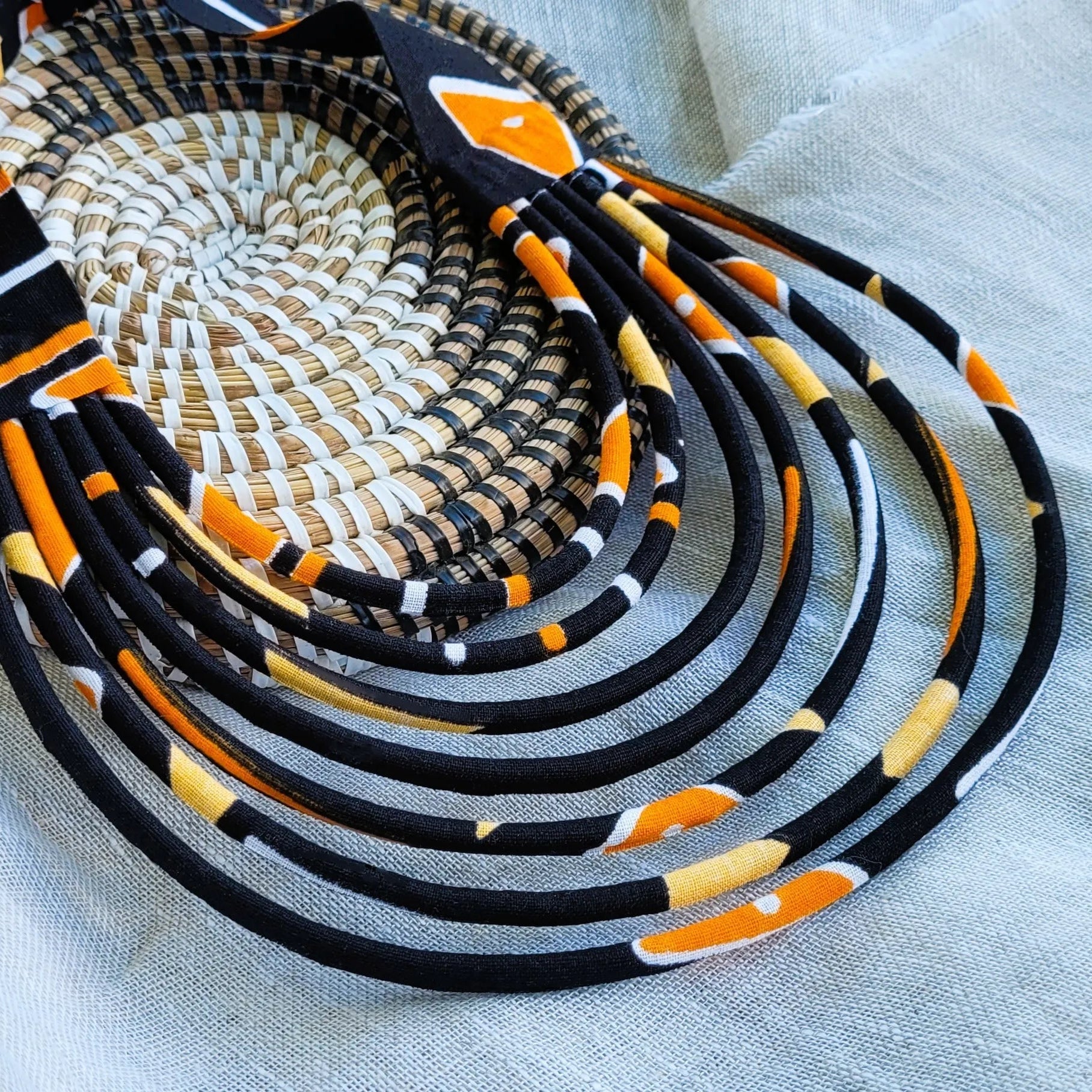 collier en tissu Fidèle, un collier coloré fait main à Dakar