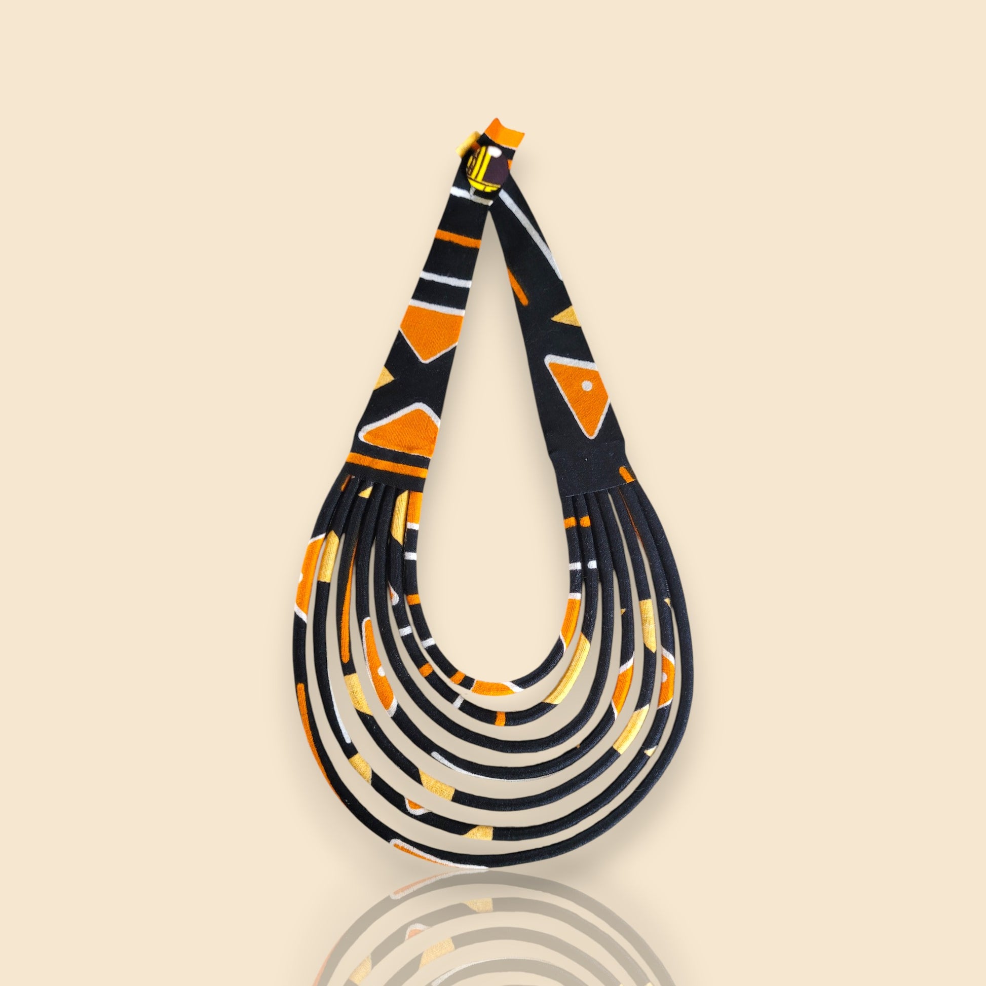 collier en tissu Fidèle, un collier ethnique chic en wax noir et orangé