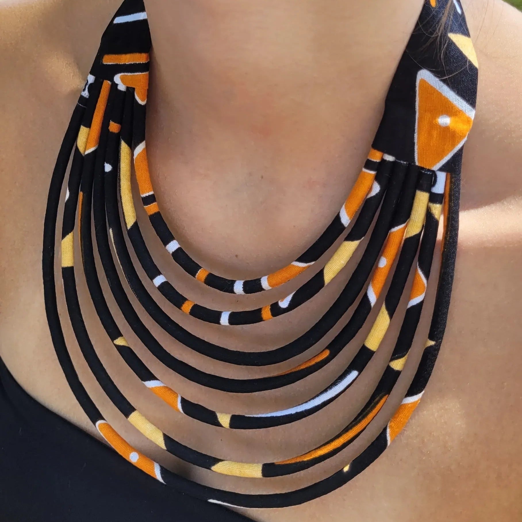 collier en tissu Fidèle, un collier ethnique chic en pagne noir et orangé