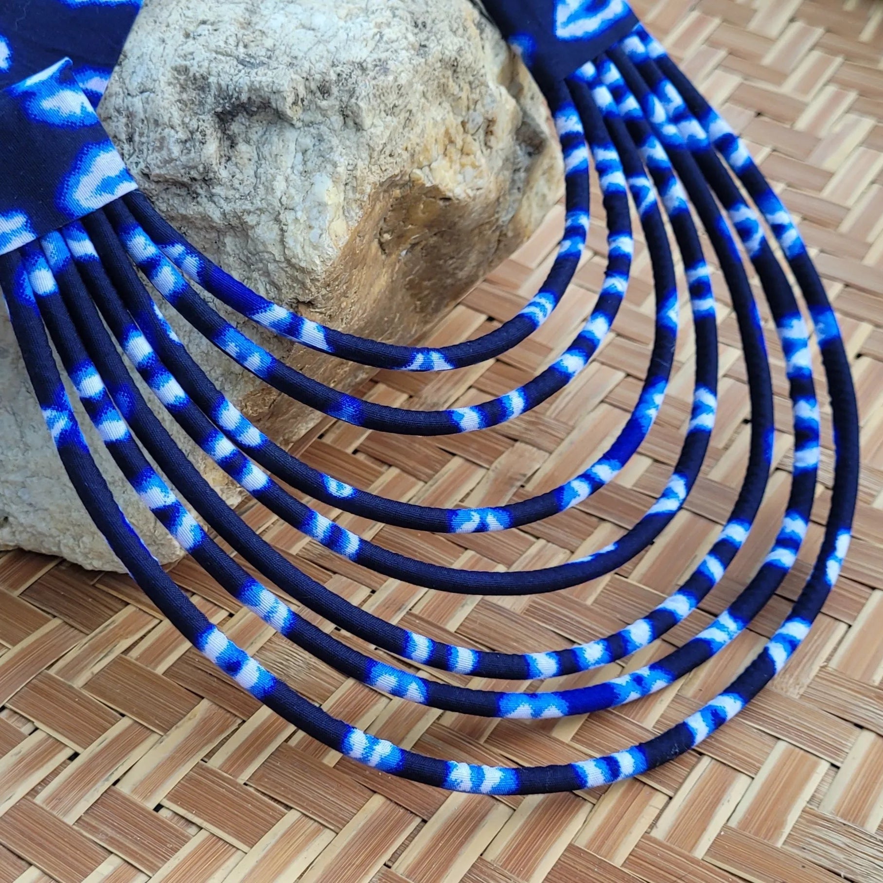 collier en tissu Jalia, un bijou africain traditionnel en wax aux bleus contrastés et blanc