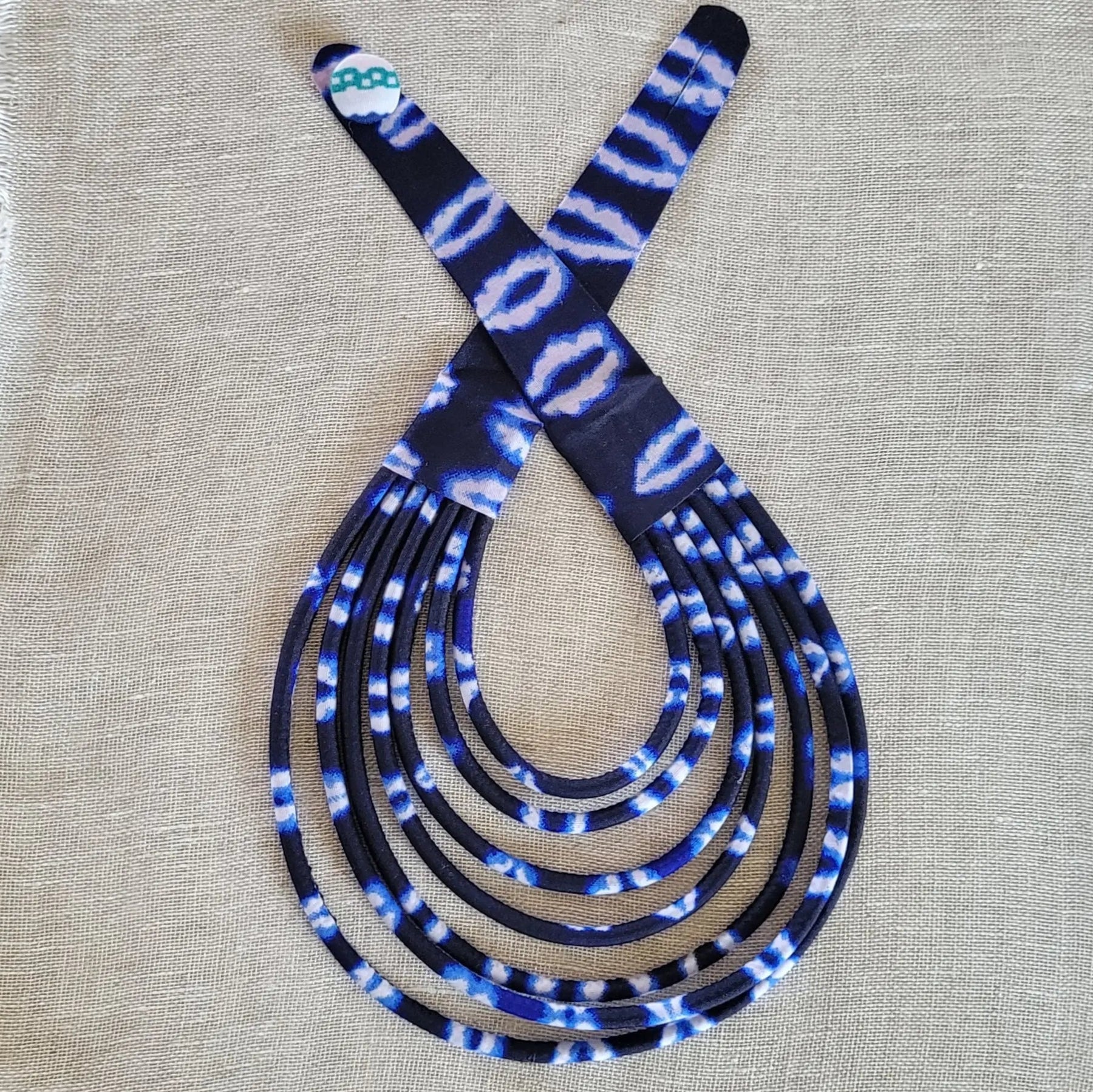 collier en tissu Jalia, un bijou africain traditionnel en pagne aux bleus contrastés et blanc