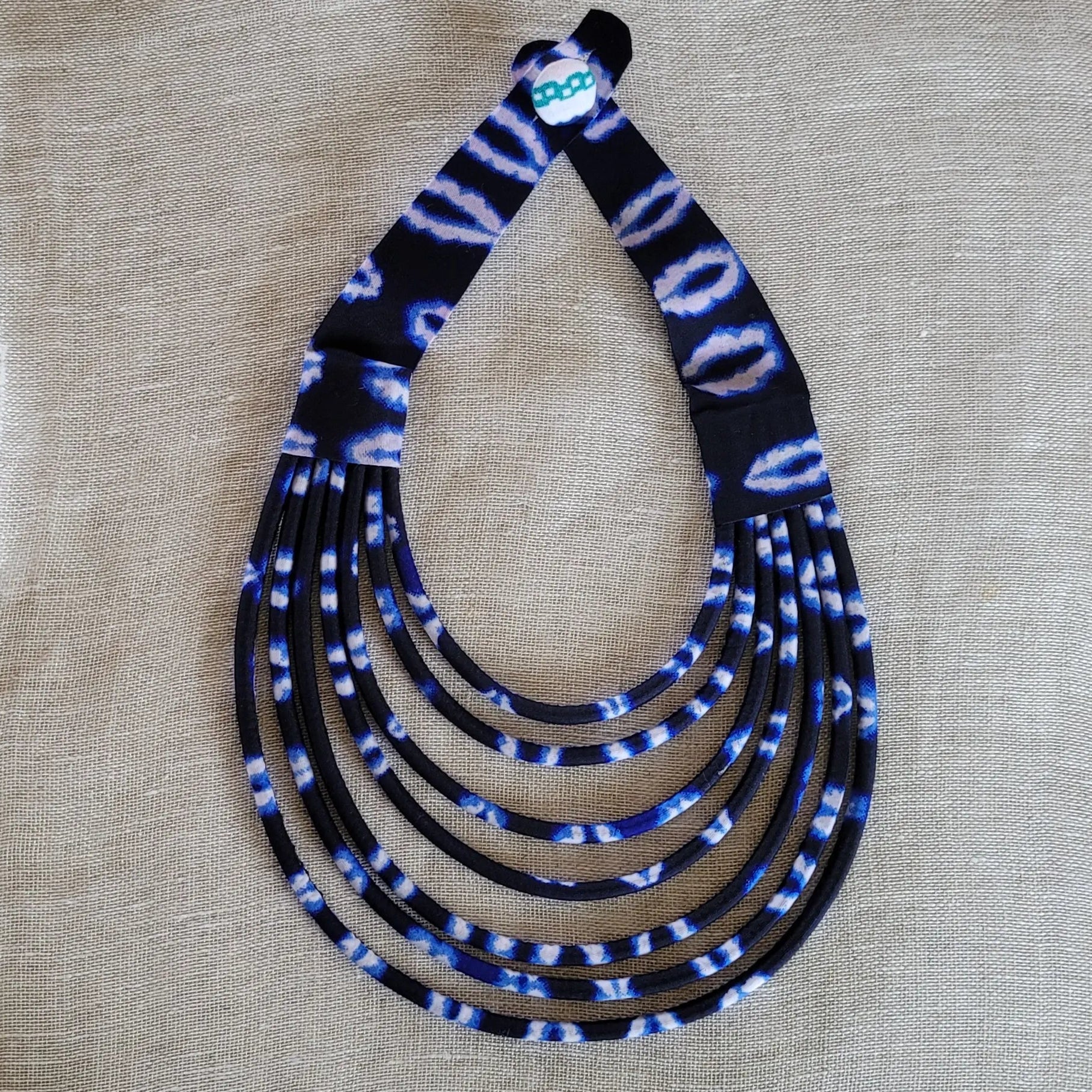 collier en tissu Jalia, un bijou africain traditionnel fait main à Dakar