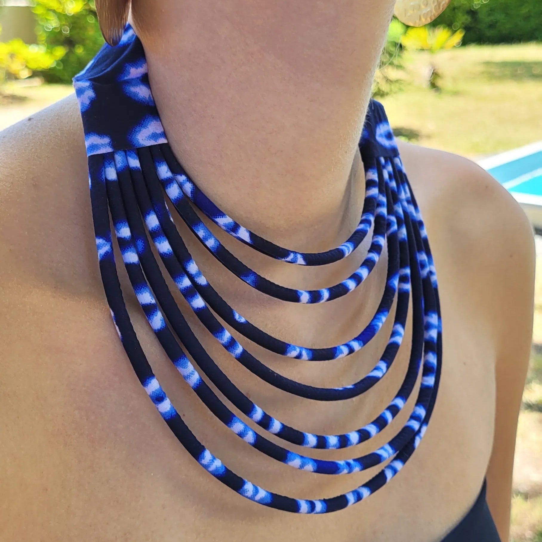 collier en tissu Jalia, un collier coloré en wax aux bleus contrastés et blanc