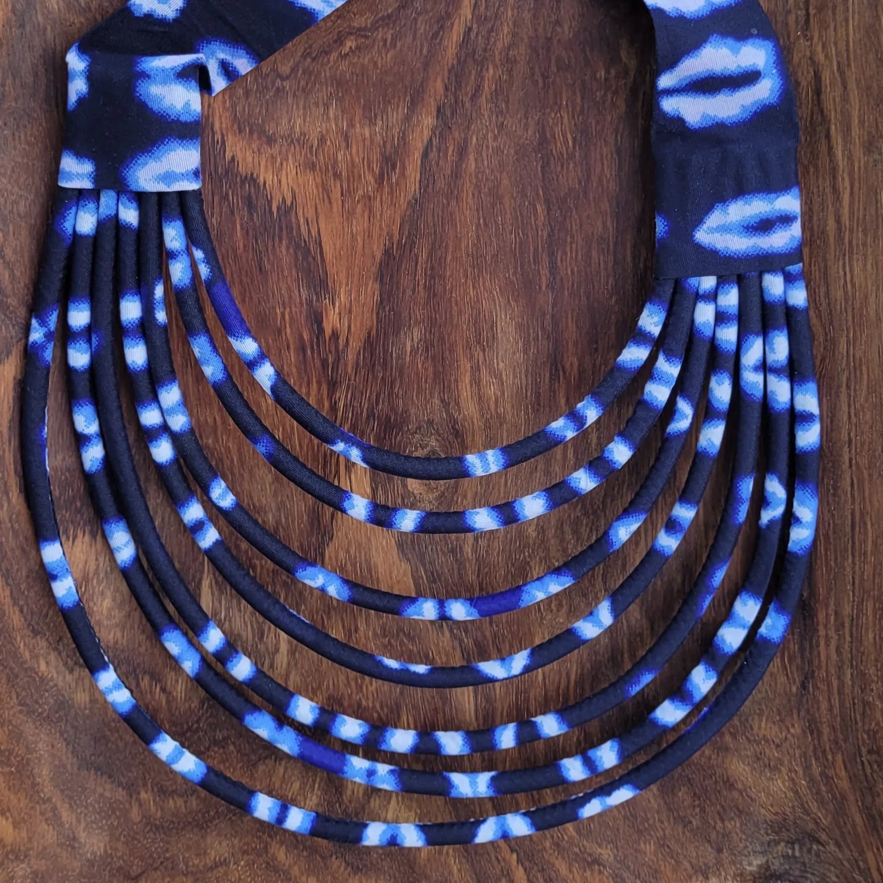 collier en tissu Jalia, un collier coloré en pagne aux bleus contrastés et blanc