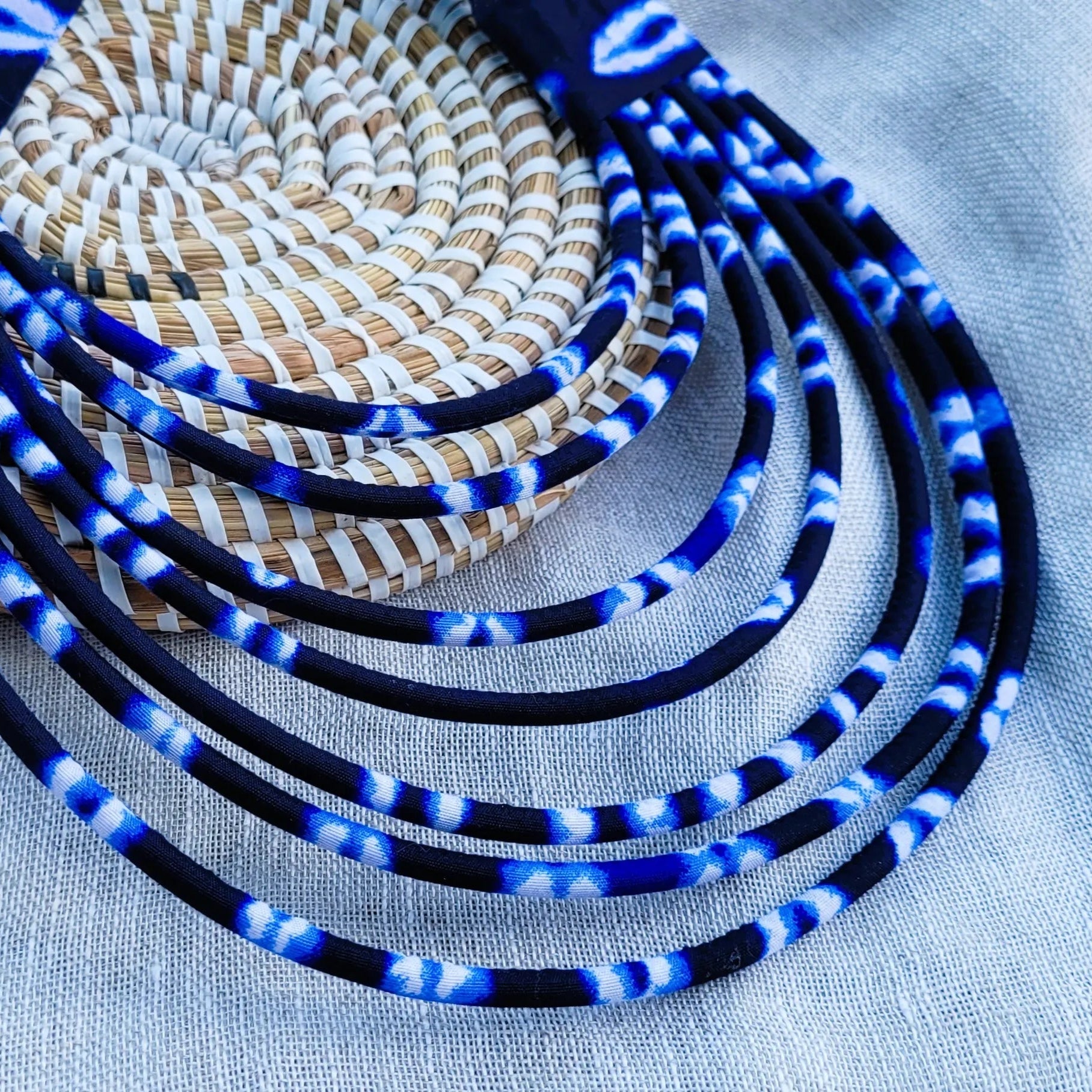 collier en tissu Jalia, un collier coloré fait main à Dakar