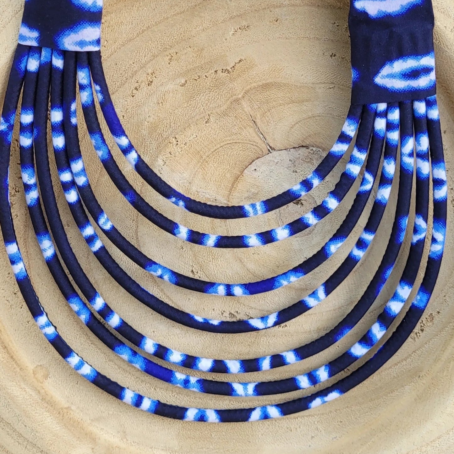 collier en tissu Jalia, un collier coloré composé de sept rangs de cordons recouverts de tissu wax