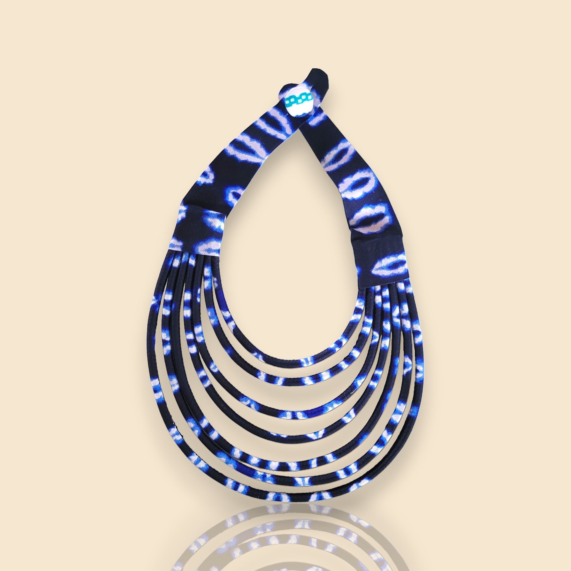collier en tissu Jalia, un collier ethnique chic en wax aux bleus contrastés et blanc