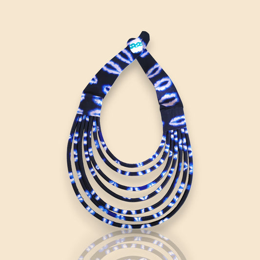 collier en tissu Jalia, un collier ethnique chic en wax aux bleus contrastés et blanc