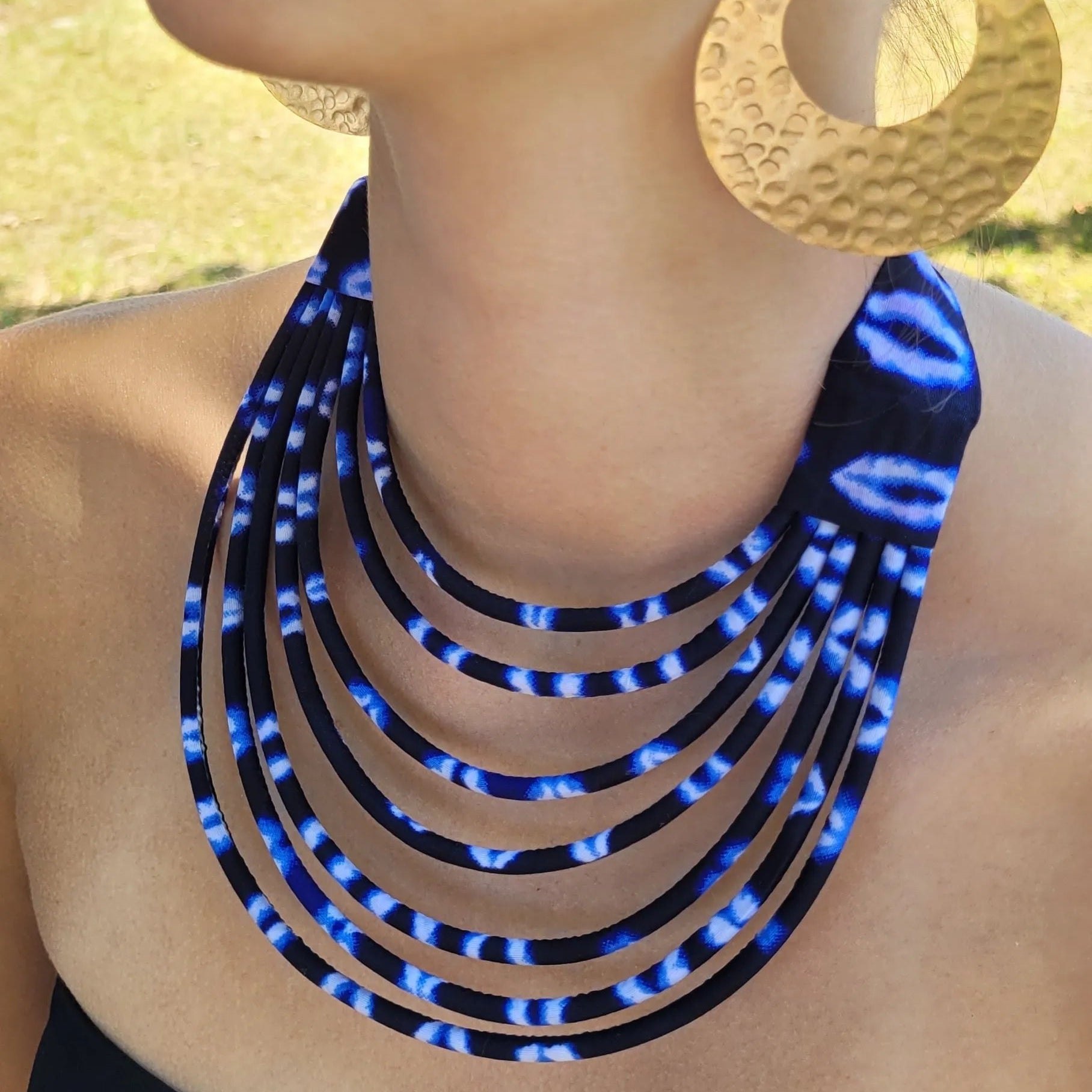 collier en tissu Jalia, un collier ethnique chic en pagne aux bleus contrastés et blanc