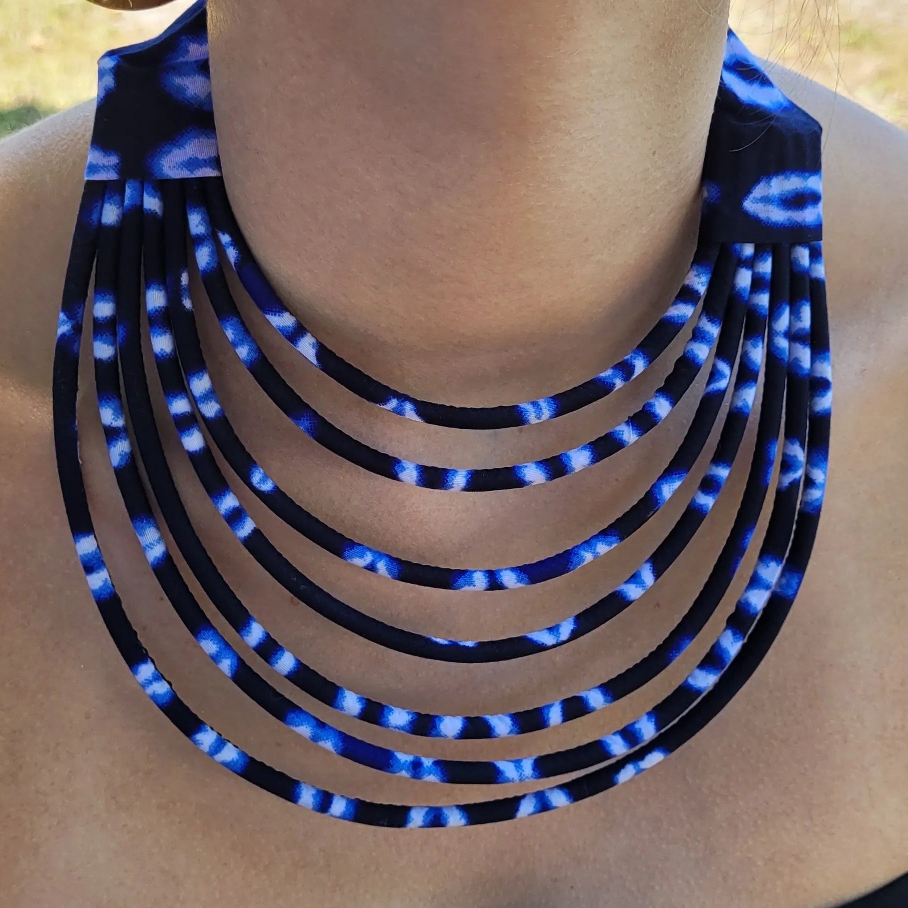 collier en tissu Jalia, un collier ethnique chic fait main à Dakar