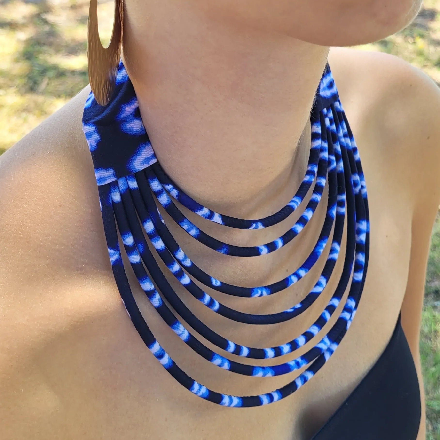 collier en tissu Jalia, un collier ethnique chic composé de sept rangs de cordons recouverts de tissu wax