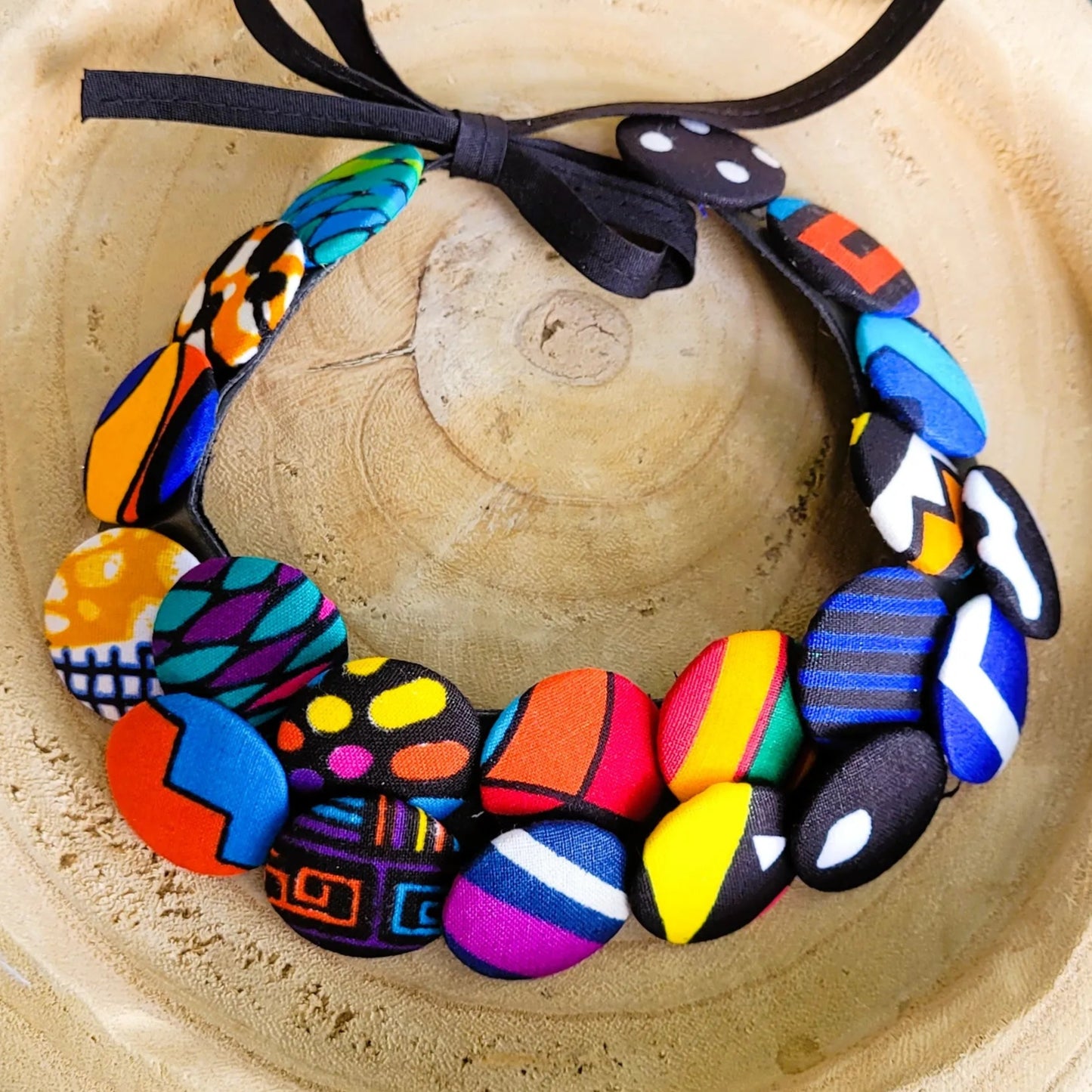 collier en tissu Khadi, un collier coloré fait main à Dakar