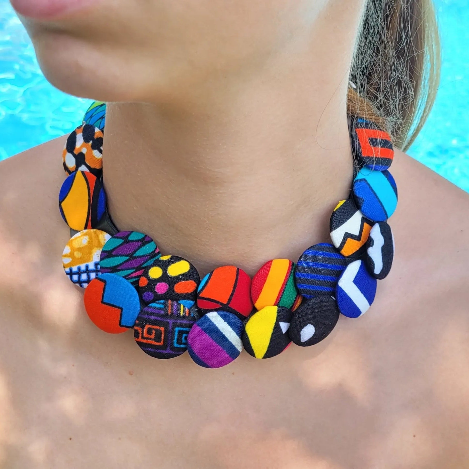 collier en tissu Khadi, un collier ethnique chic en pagne multicolore