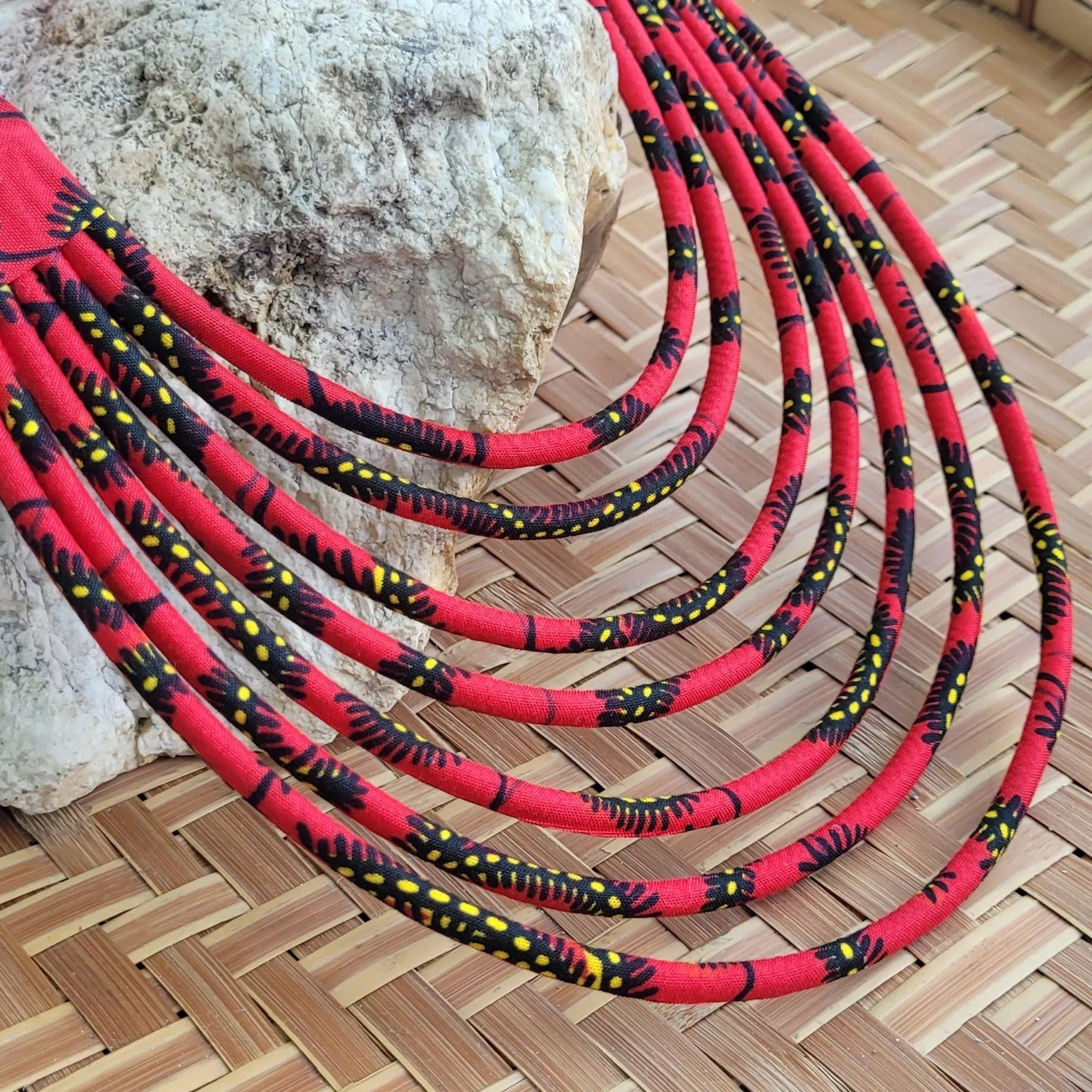 collier en tissu Khadija, un bijou africain traditionnel en wax noir et rouge