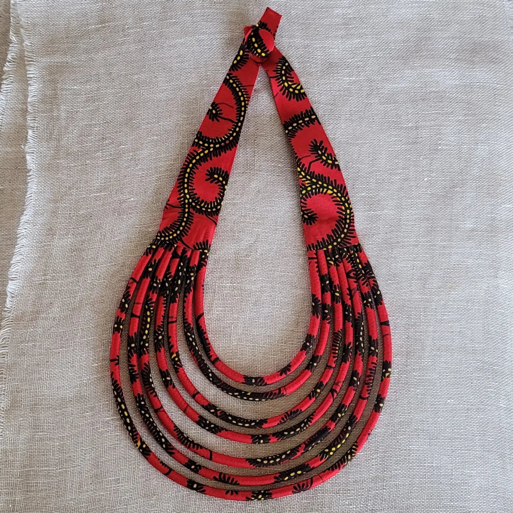 collier en tissu Khadija, un bijou africain traditionnel fait main à Dakar