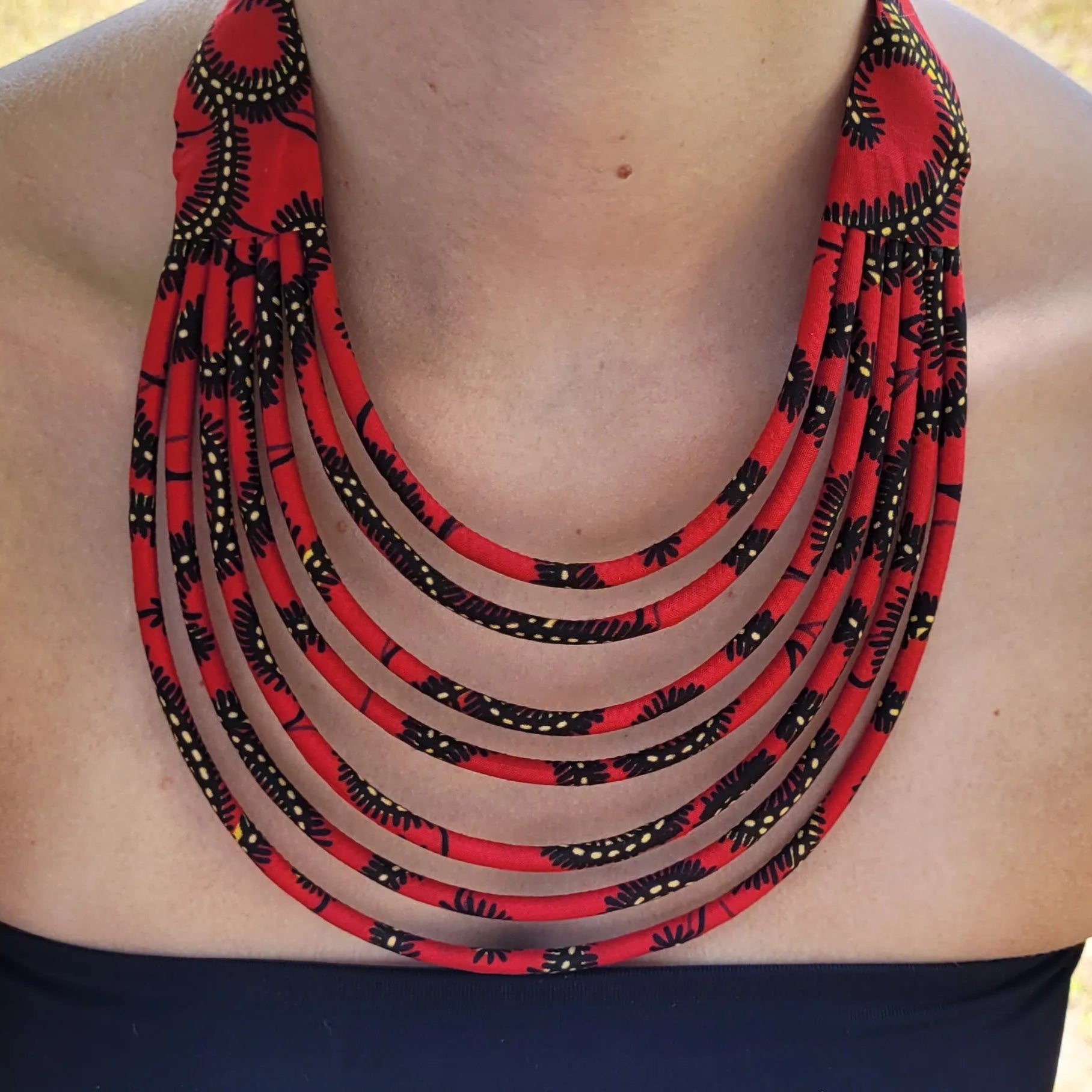 collier en tissu Khadija, un collier coloré en wax noir et rouge