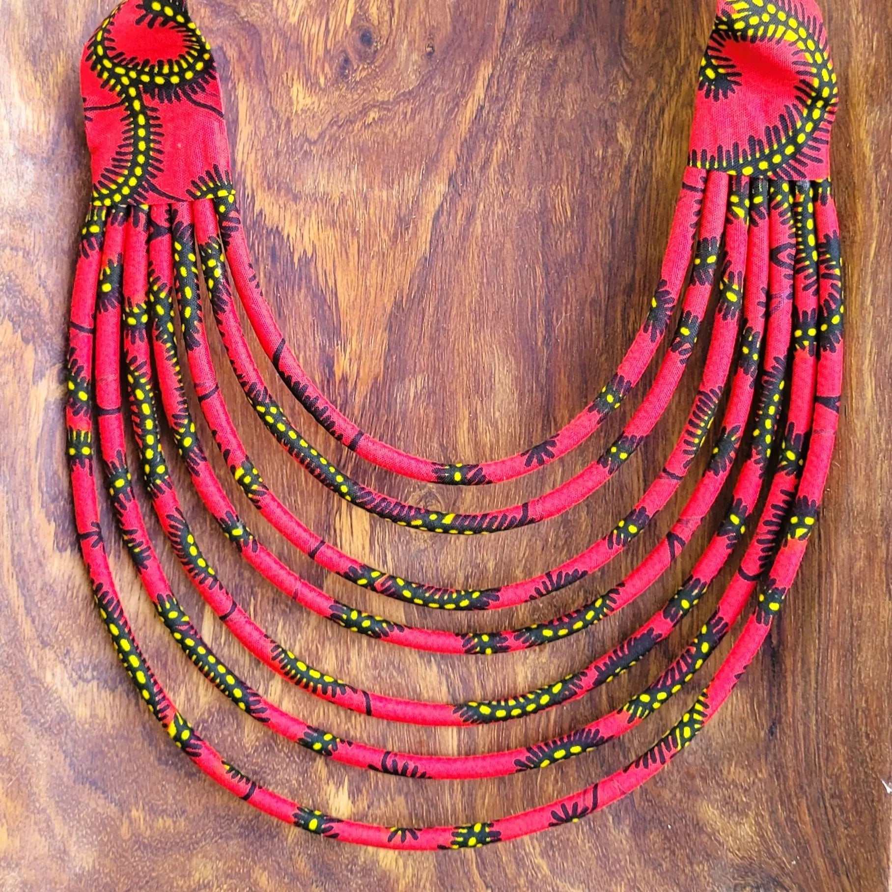 collier en tissu Khadija, un collier coloré en pagne noir et rouge