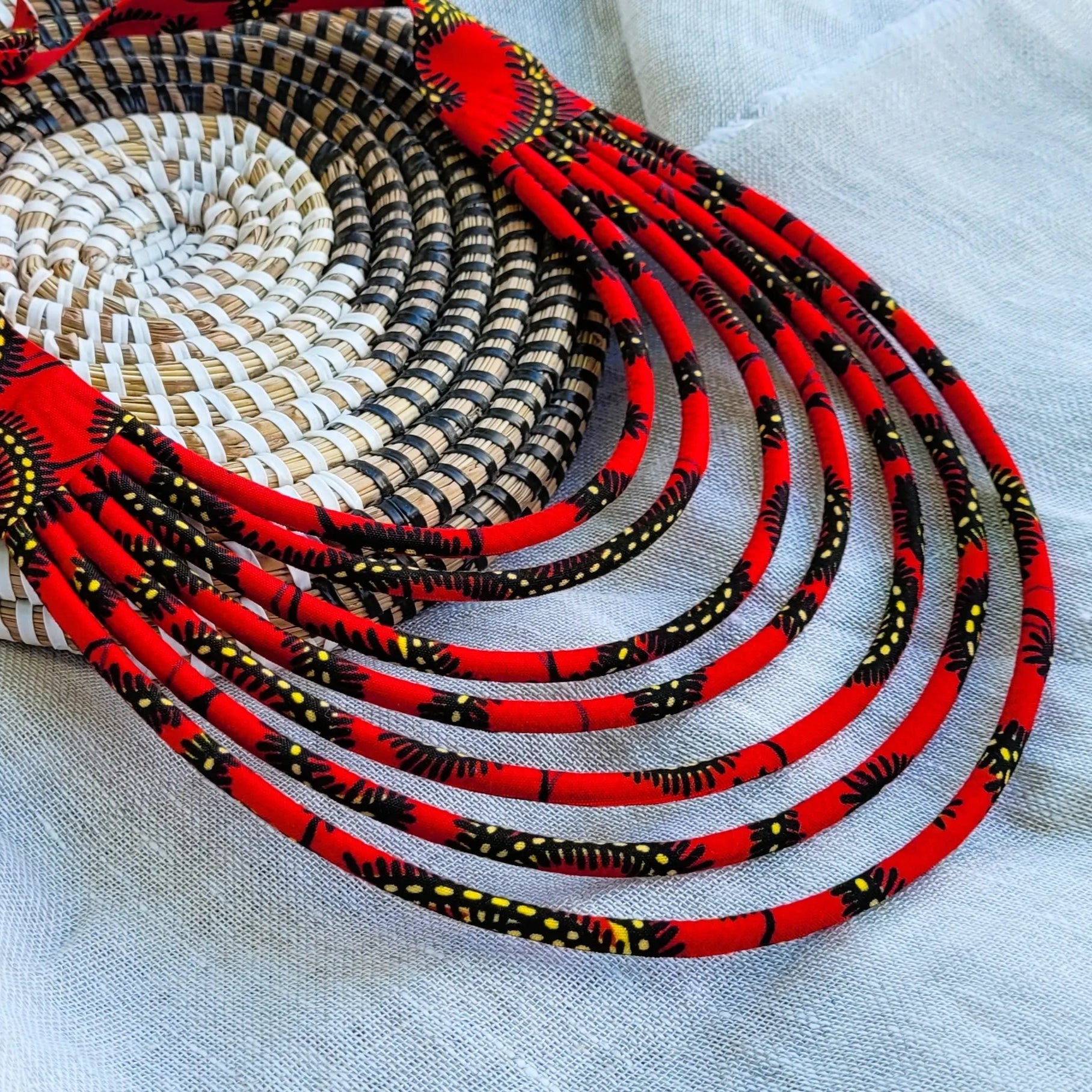 collier en tissu Khadija, un collier coloré fait main à Dakar
