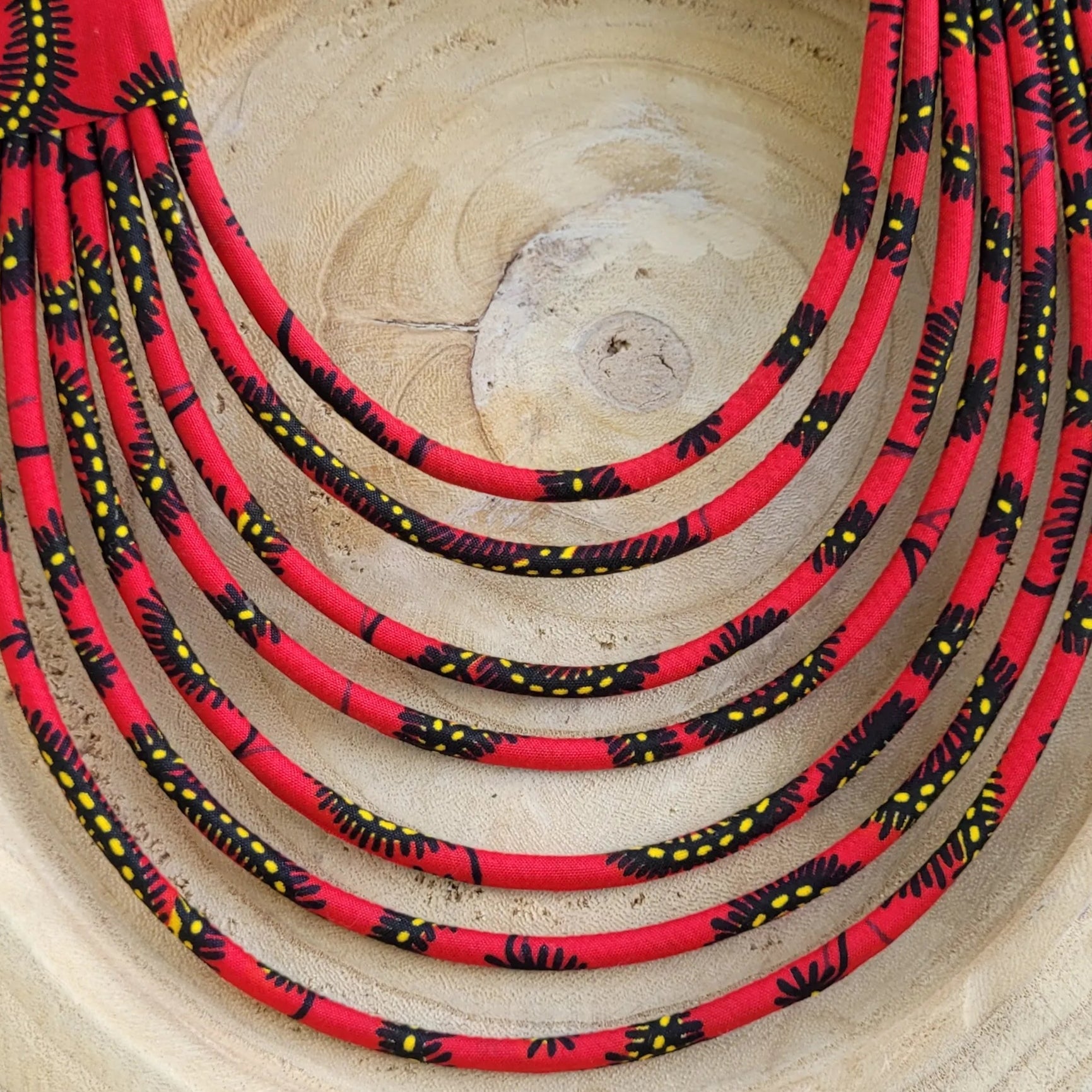 collier en tissu Khadija, un collier coloré composé de sept rangs de cordons recouverts de tissu wax