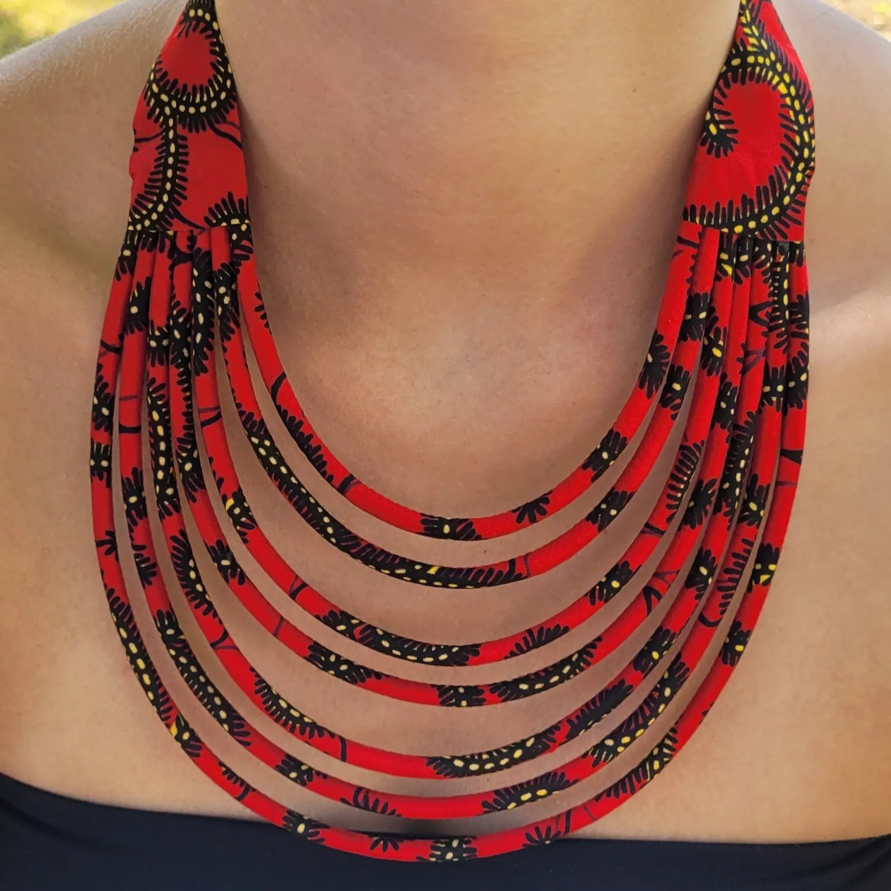 collier en tissu Khadija, un collier ethnique chic en pagne noir et rouge
