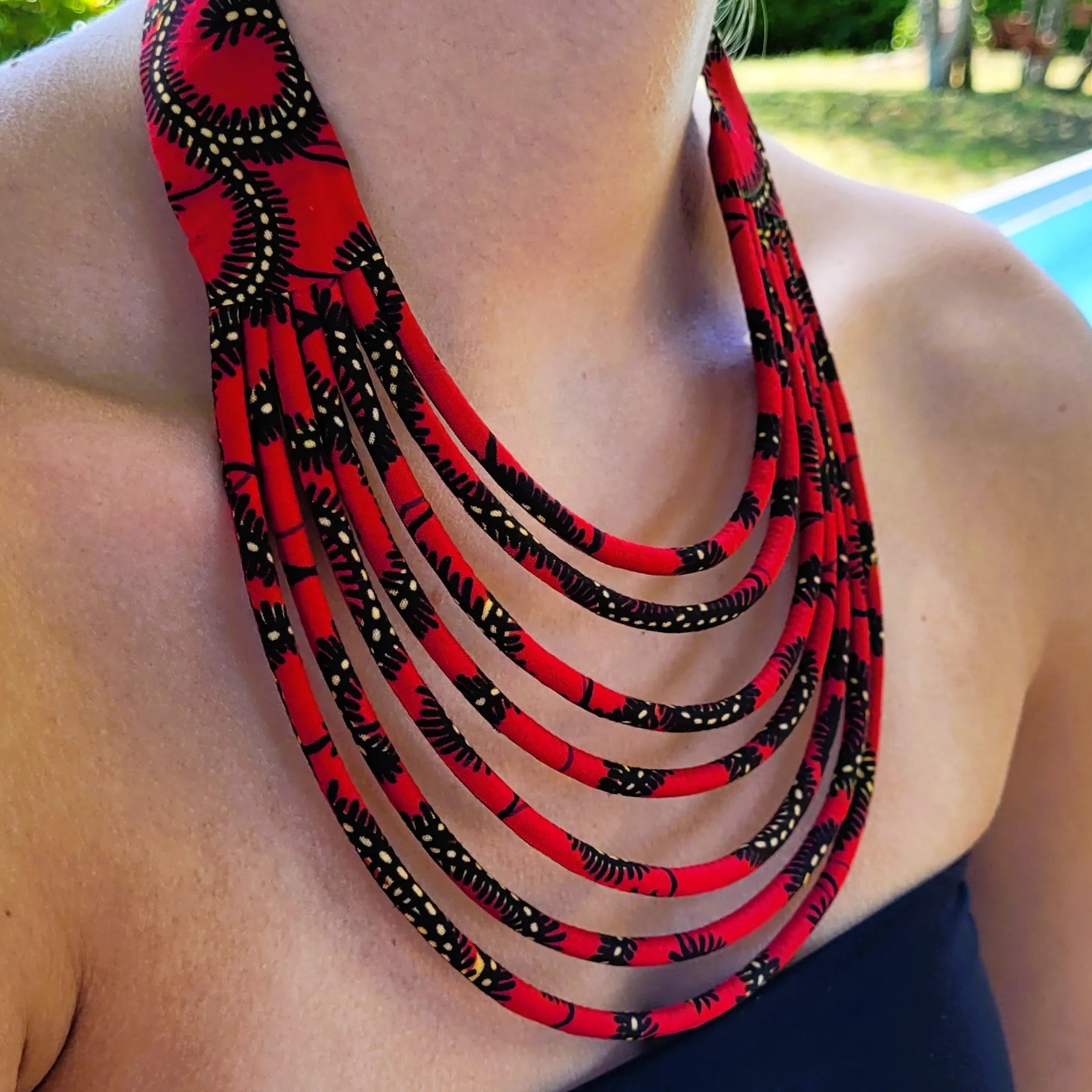 collier en tissu Khadija, un collier ethnique chic fait main à Dakar