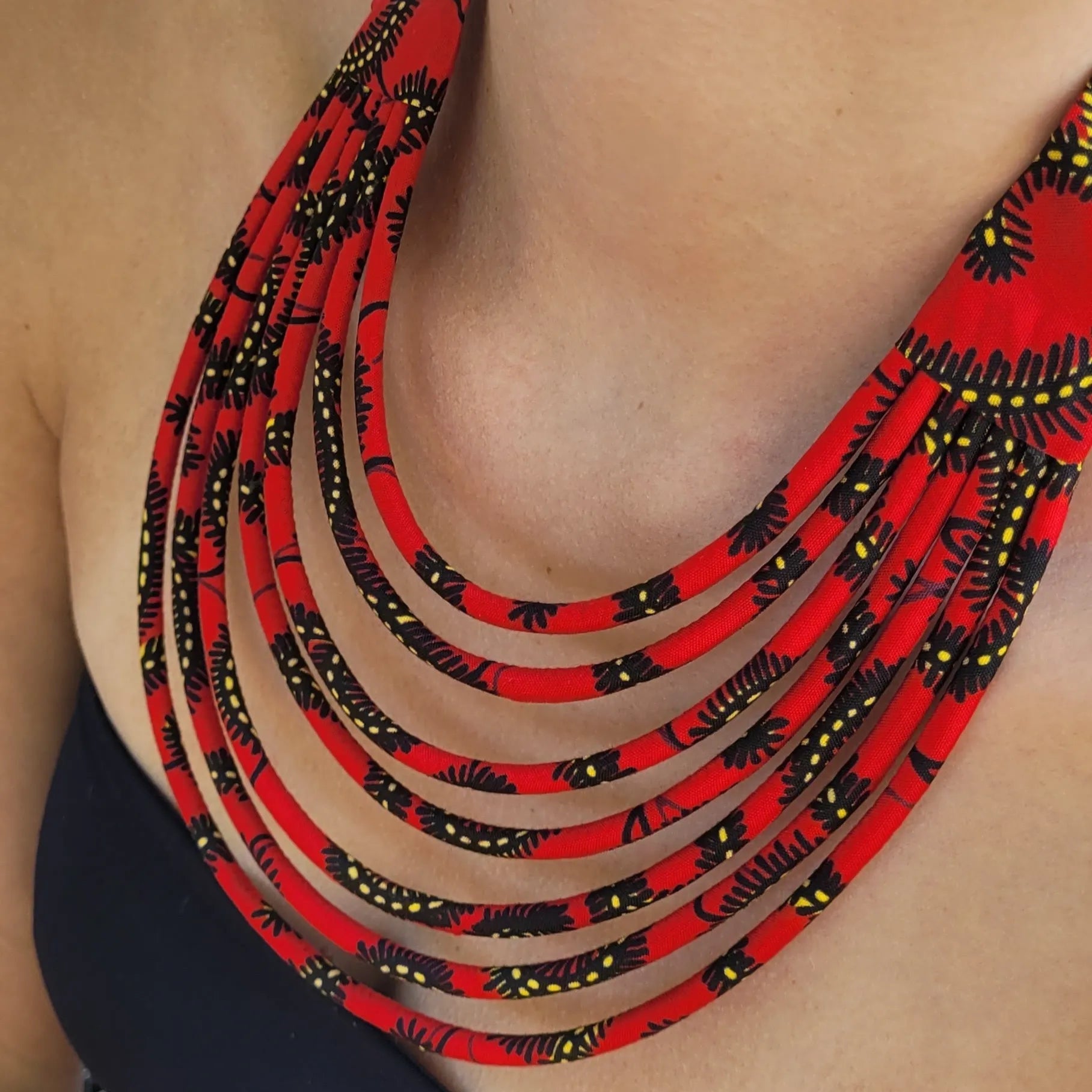 collier en tissu Khadija, un collier ethnique chic composé de sept rangs de cordons recouverts de tissu wax