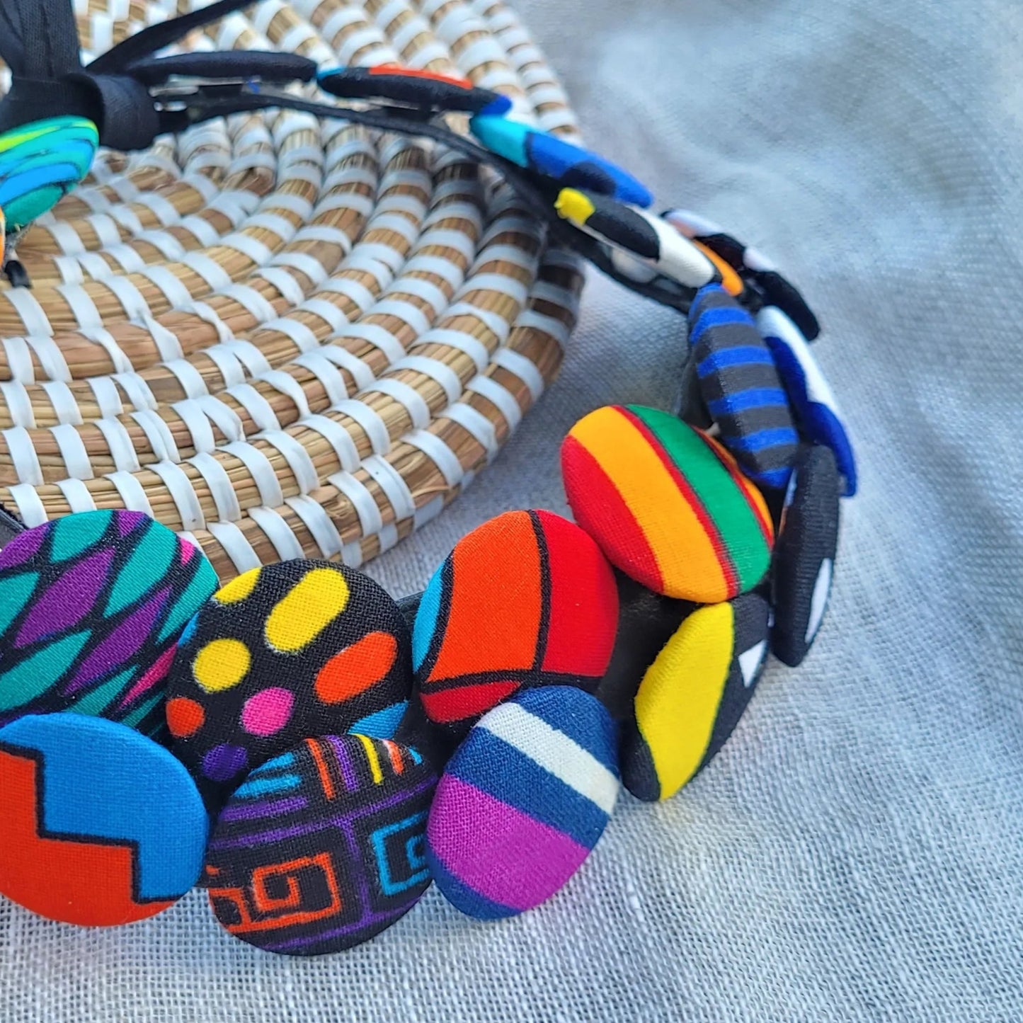collier en tissu Khady, un bijou africain traditionnel en wax multicolore