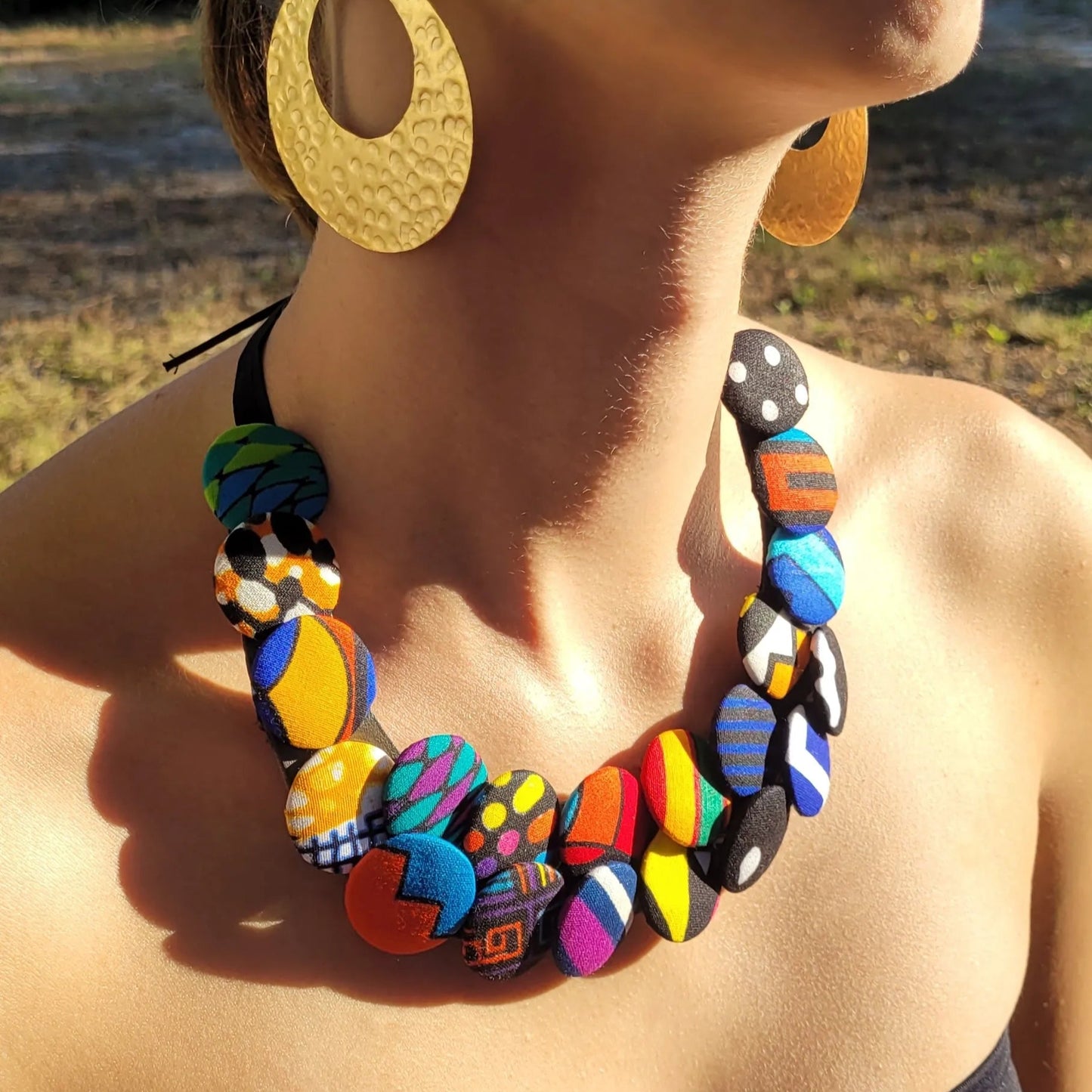 collier en tissu Khady, un bijou africain traditionnel fait main à Dakar