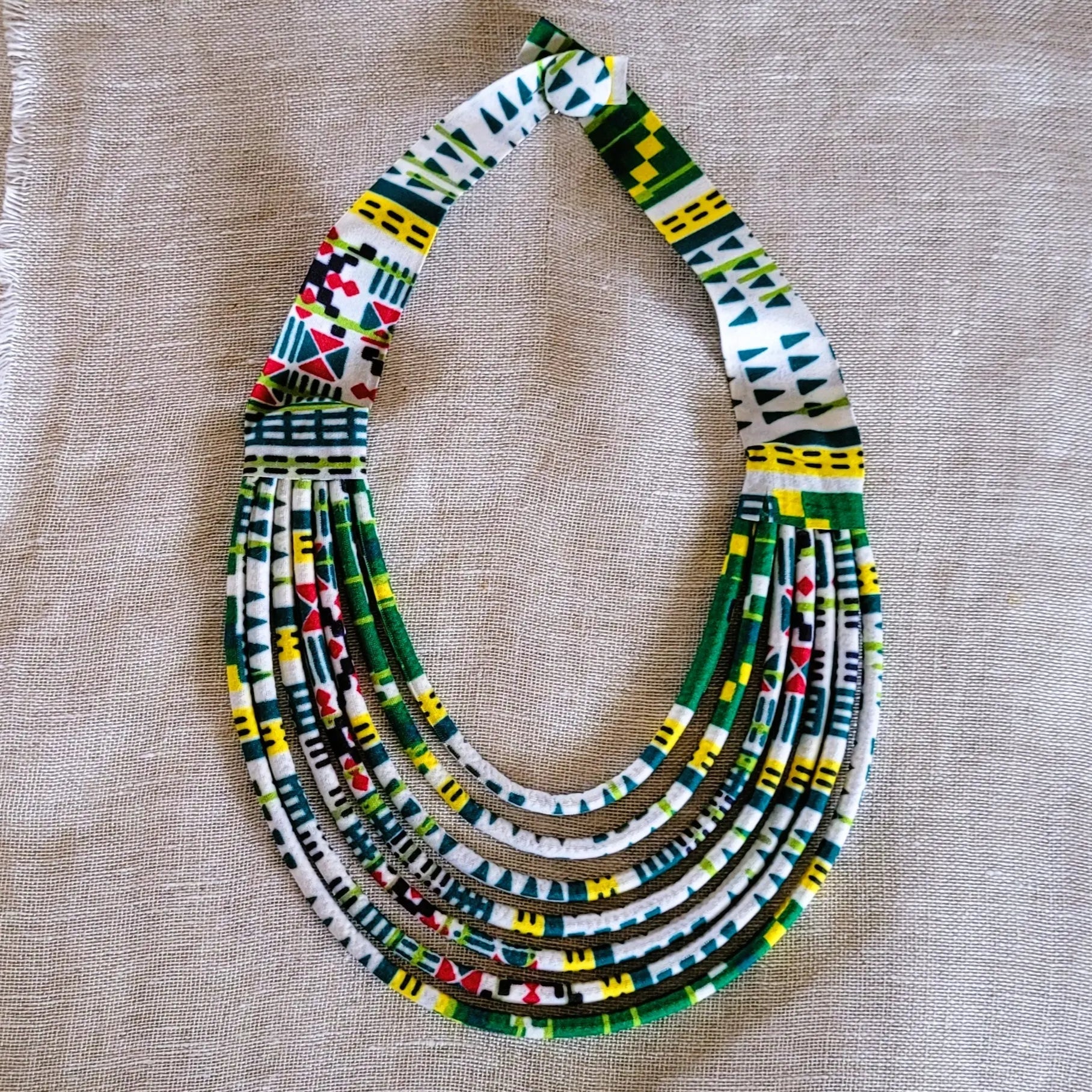 collier en tissu Maguette, un bijou africain traditionnel fait main à Dakar