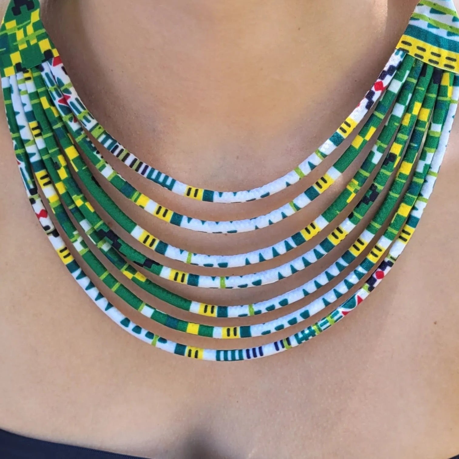 collier en tissu Maguette, un collier coloré en wax vert et blanc