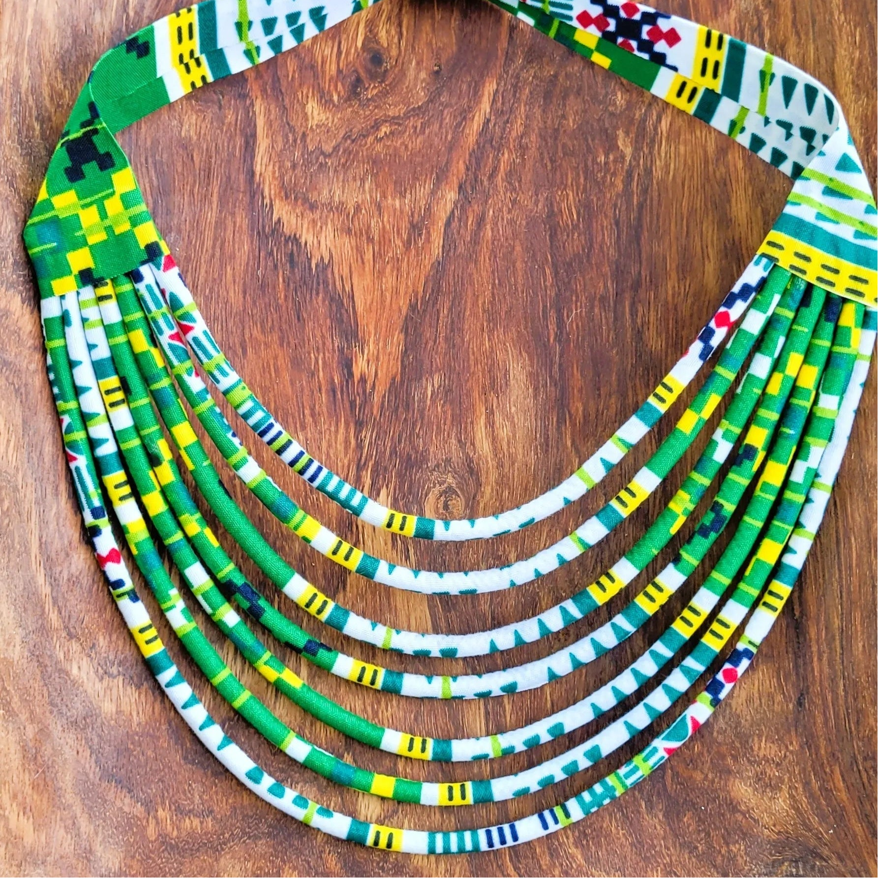 collier en tissu Maguette, un collier coloré en pagne vert et blanc