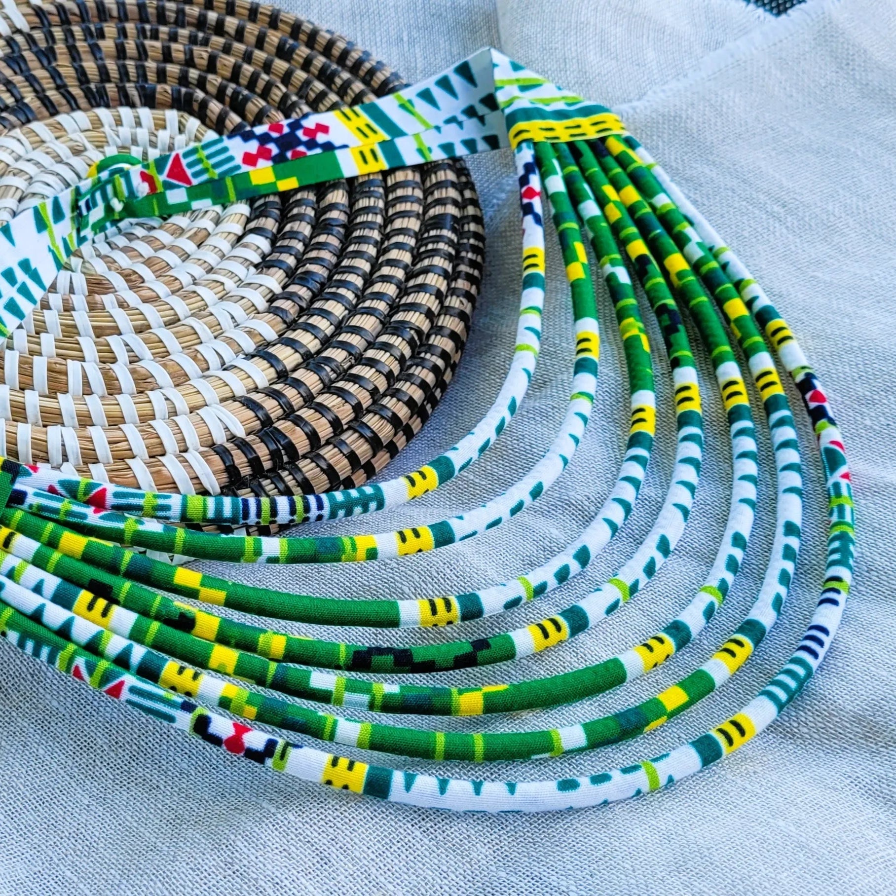 collier en tissu Maguette, un collier coloré fait main à Dakar