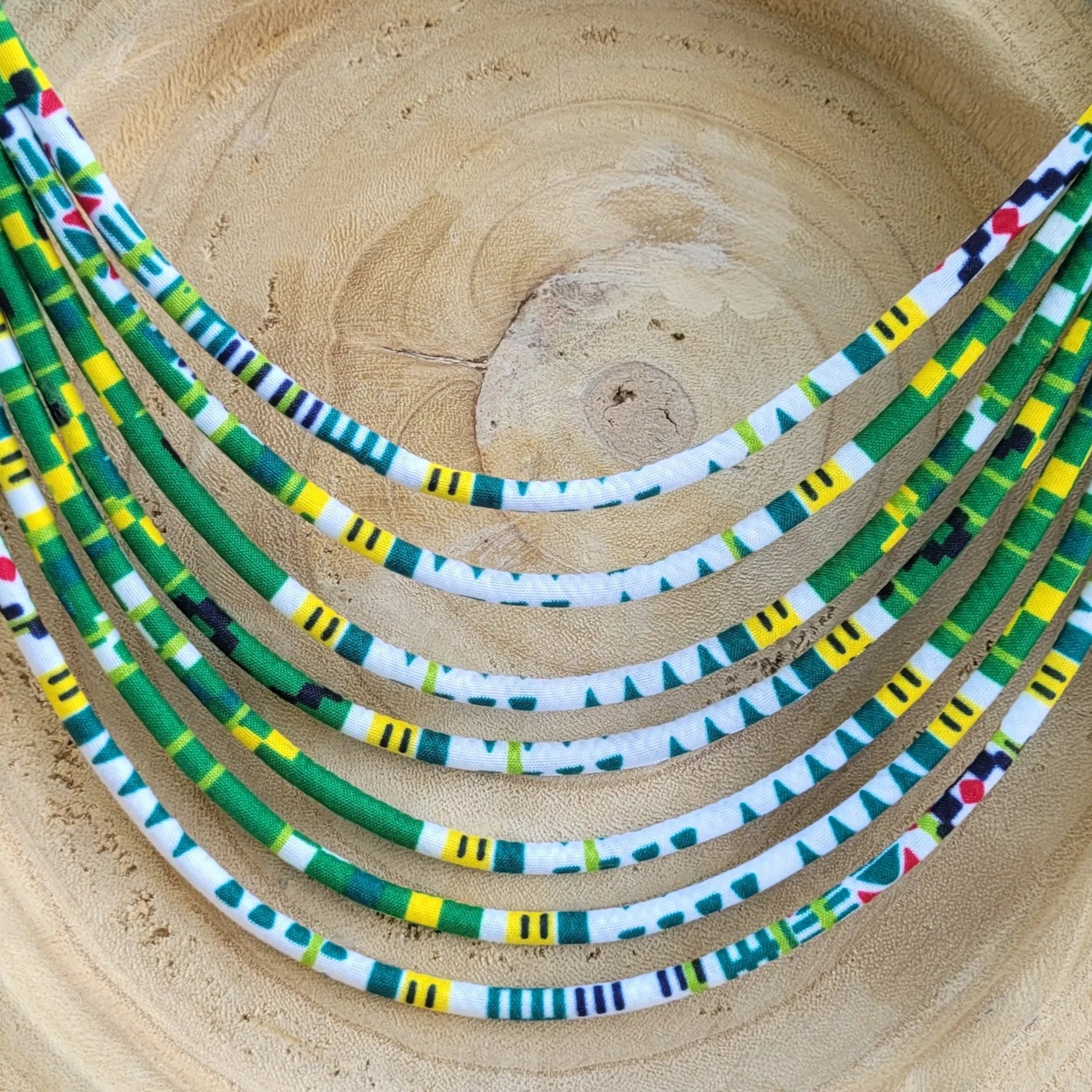 collier en tissu Maguette, un collier coloré composé de sept rangs de cordons recouverts de tissu wax