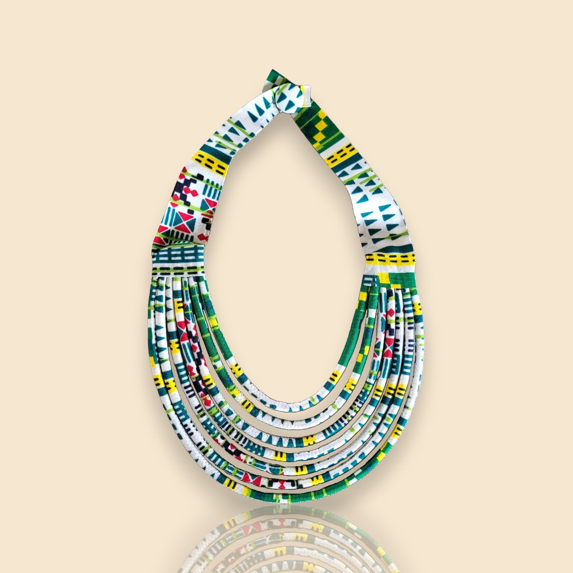 collier en tissu Maguette, un collier ethnique chic en wax vert et blanc