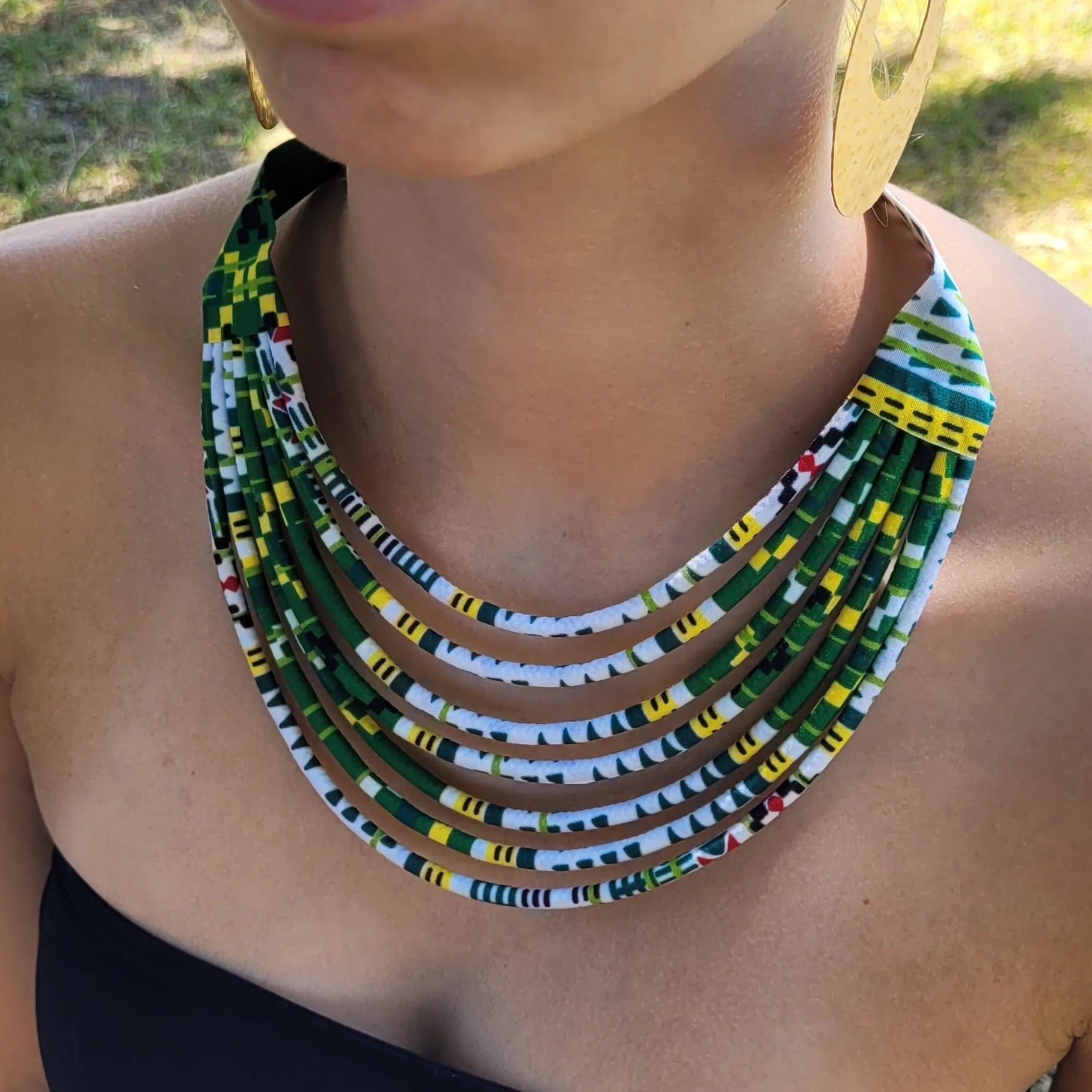 collier en tissu Maguette, un collier ethnique chic en pagne vert et blanc