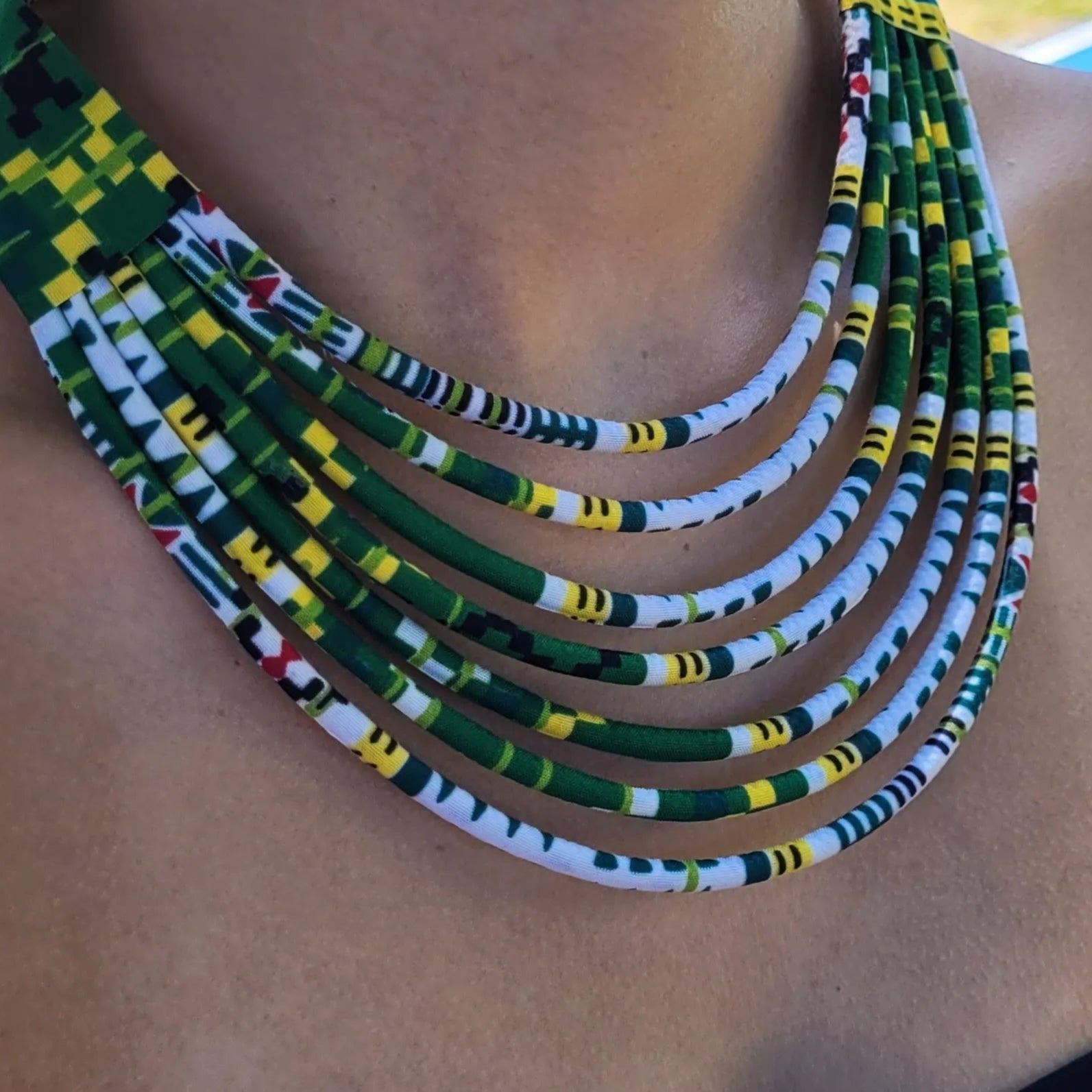 collier en tissu Maguette, un collier ethnique chic fait main à Dakar