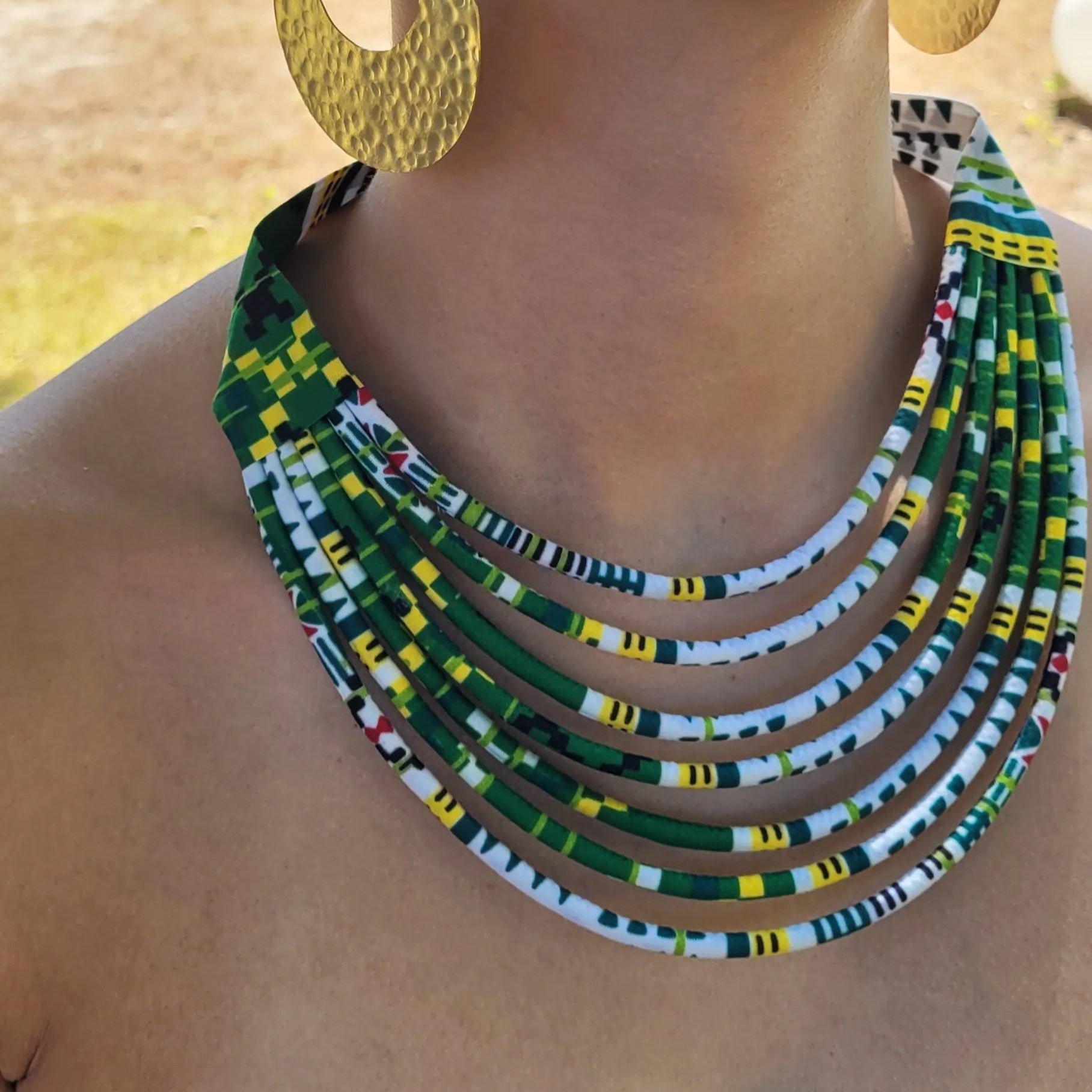 collier en tissu Maguette, un collier ethnique chic composé de sept rangs de cordons recouverts de tissu wax