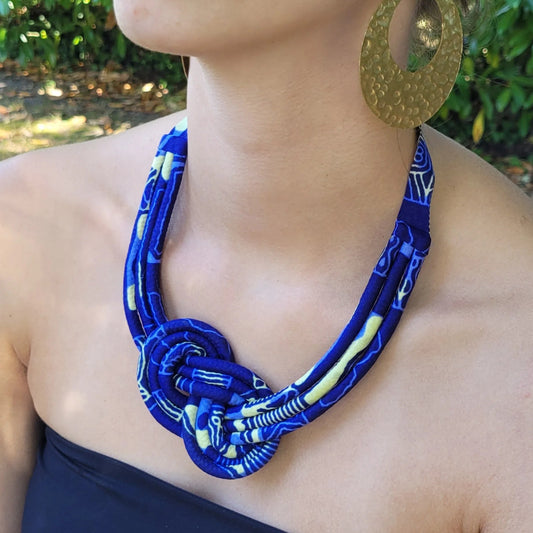 collier en tissu Maïmouna, un collier ethnique chic fait artisanalement à Dakar