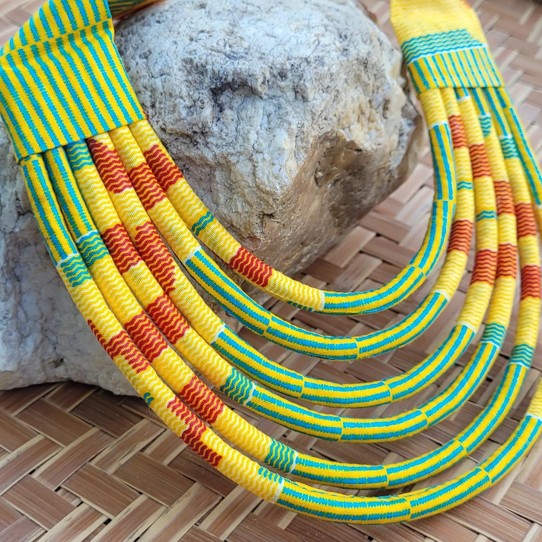collier en tissu Malia, un bijou africain traditionnel en wax jaune, rouille et turquoise