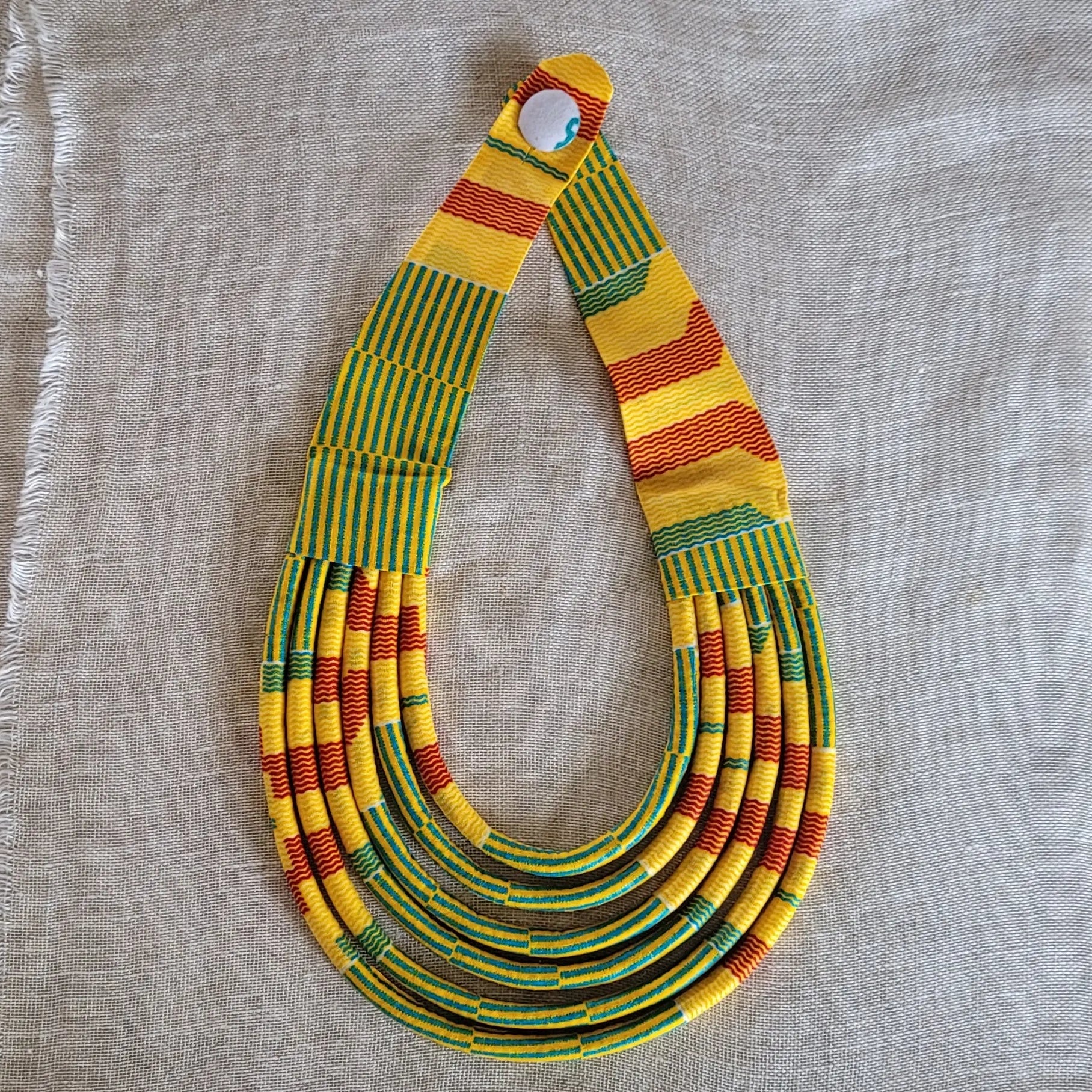 collier en tissu Malia, un bijou africain traditionnel fait main à Dakar