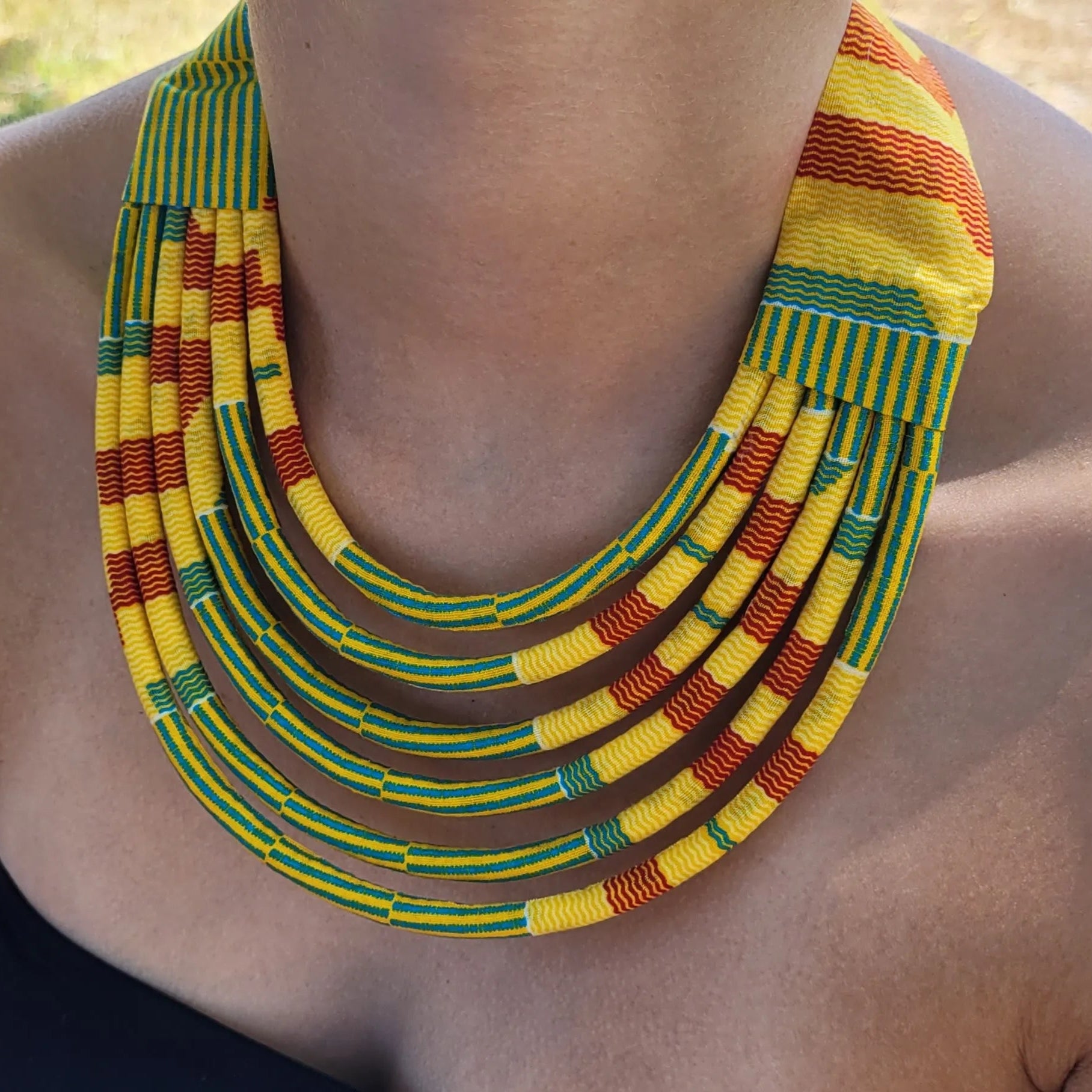 collier en tissu Malia, un collier coloré en wax jaune, rouille et turquoise