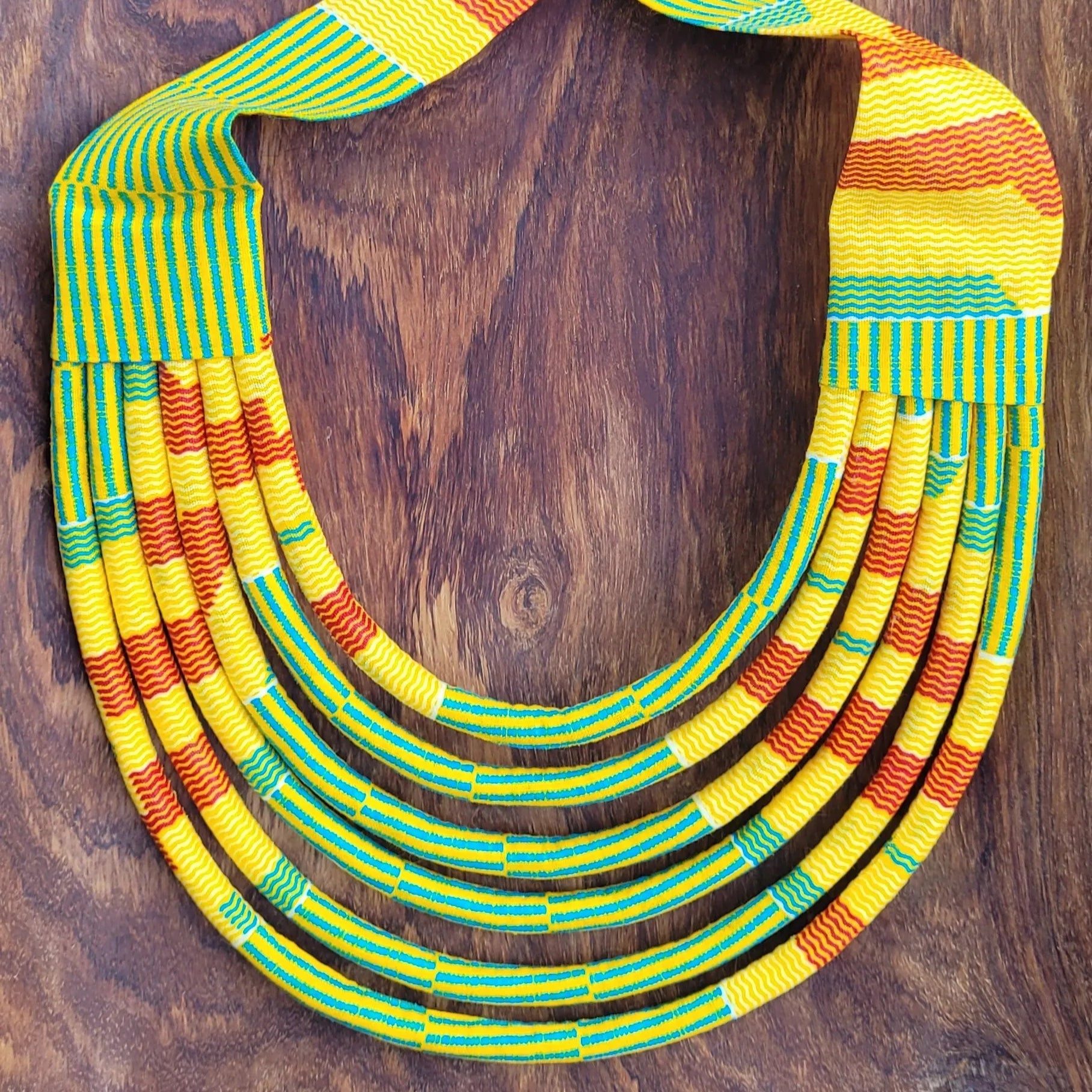 collier en tissu Malia, un collier coloré en pagne jaune, rouille et turquoise