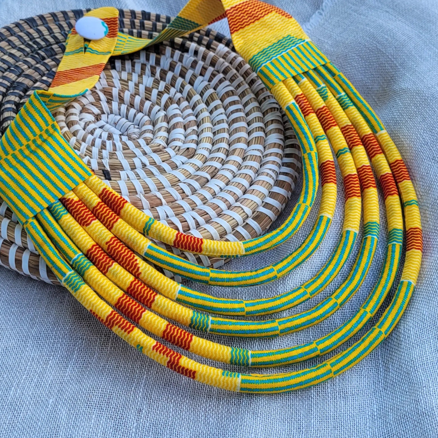 collier en tissu Malia, un collier coloré fait main à Dakar