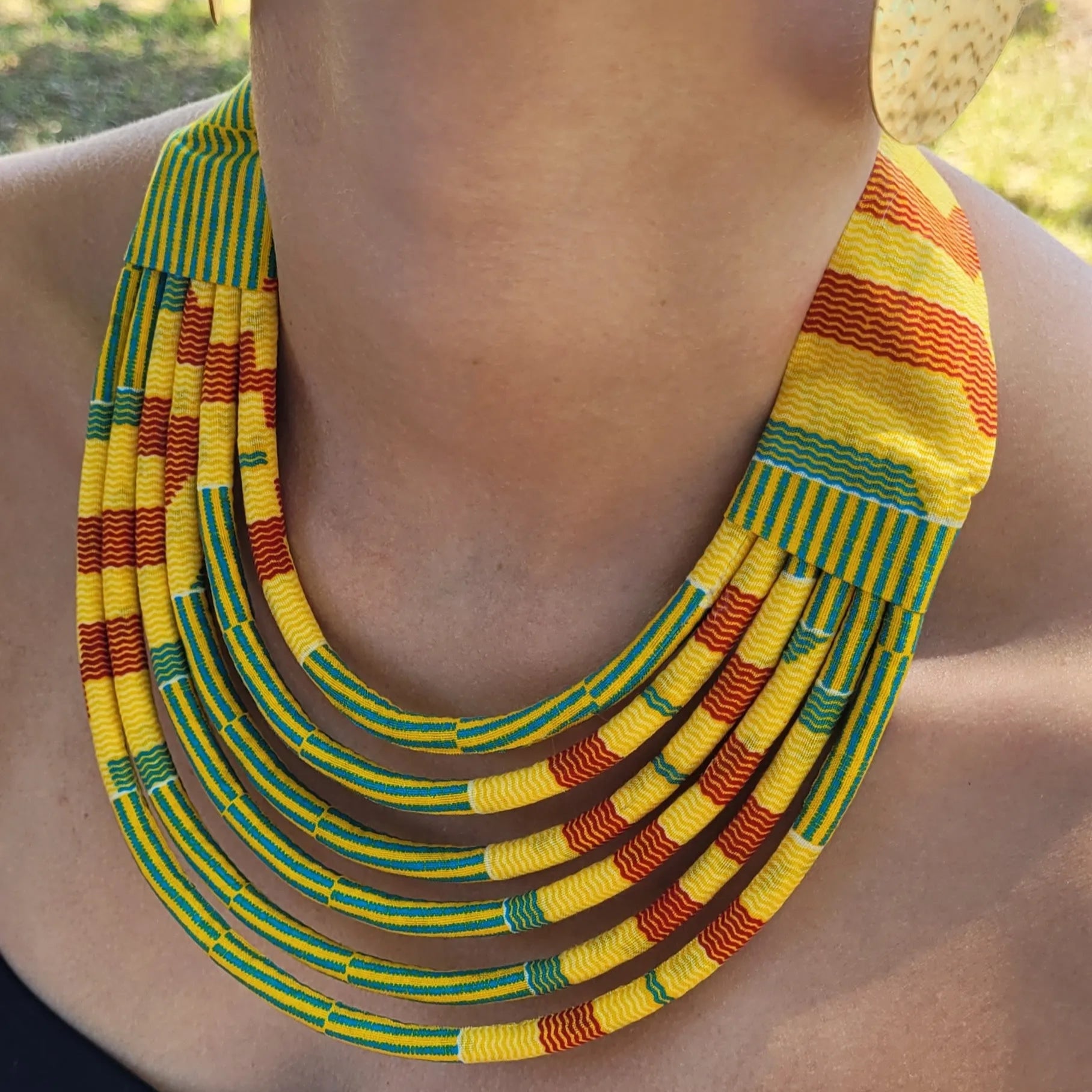 collier en tissu Malia, un collier ethnique chic en pagne jaune, rouille et turquoise