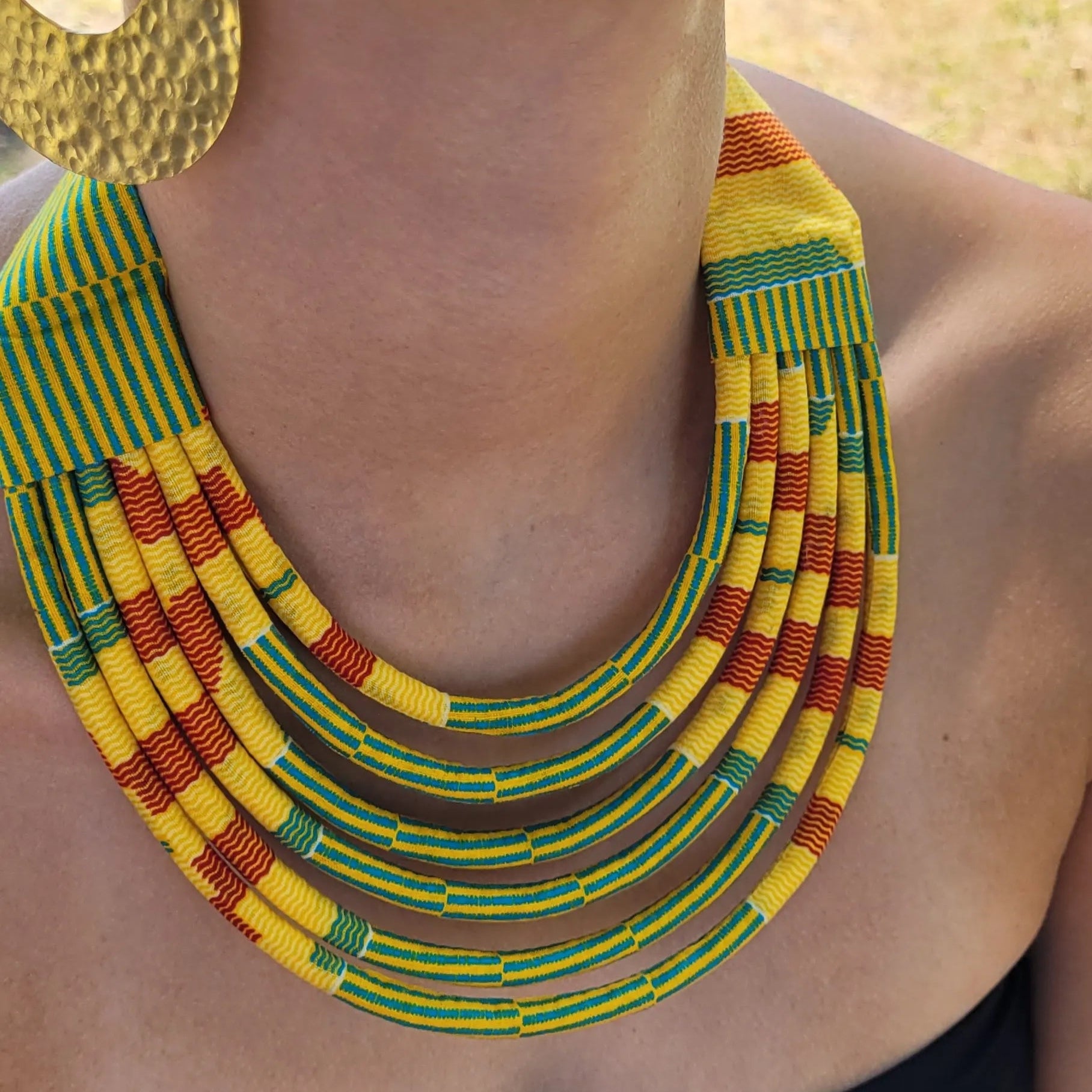 collier en tissu Malia, un collier ethnique chic fait main à Dakar