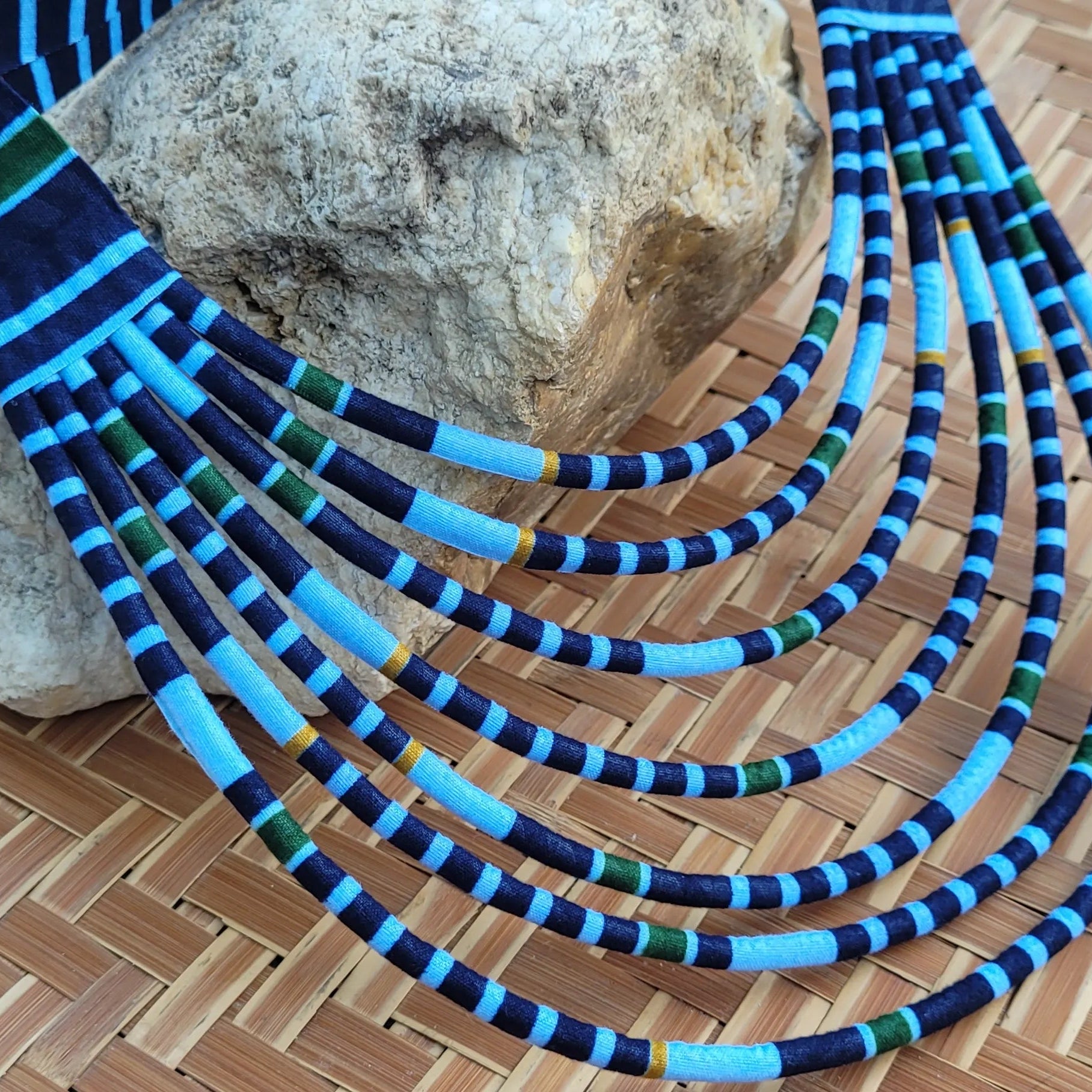collier en tissu Mariama, un bijou africain traditionnel en wax de bleus contrastés