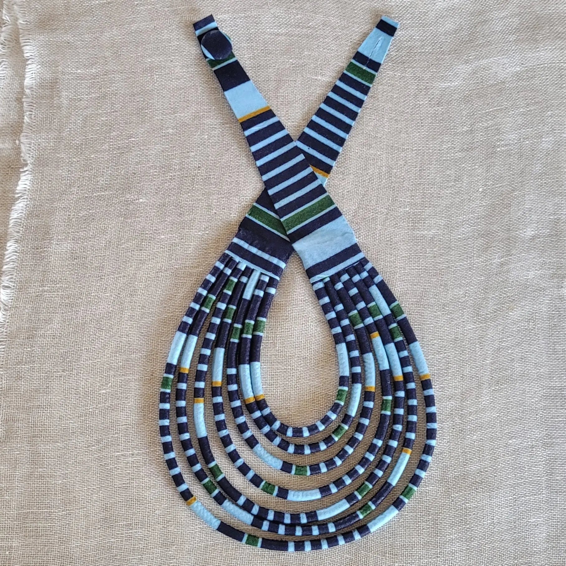 collier en tissu Mariama, un bijou africain traditionnel en pagne de bleus contrastés